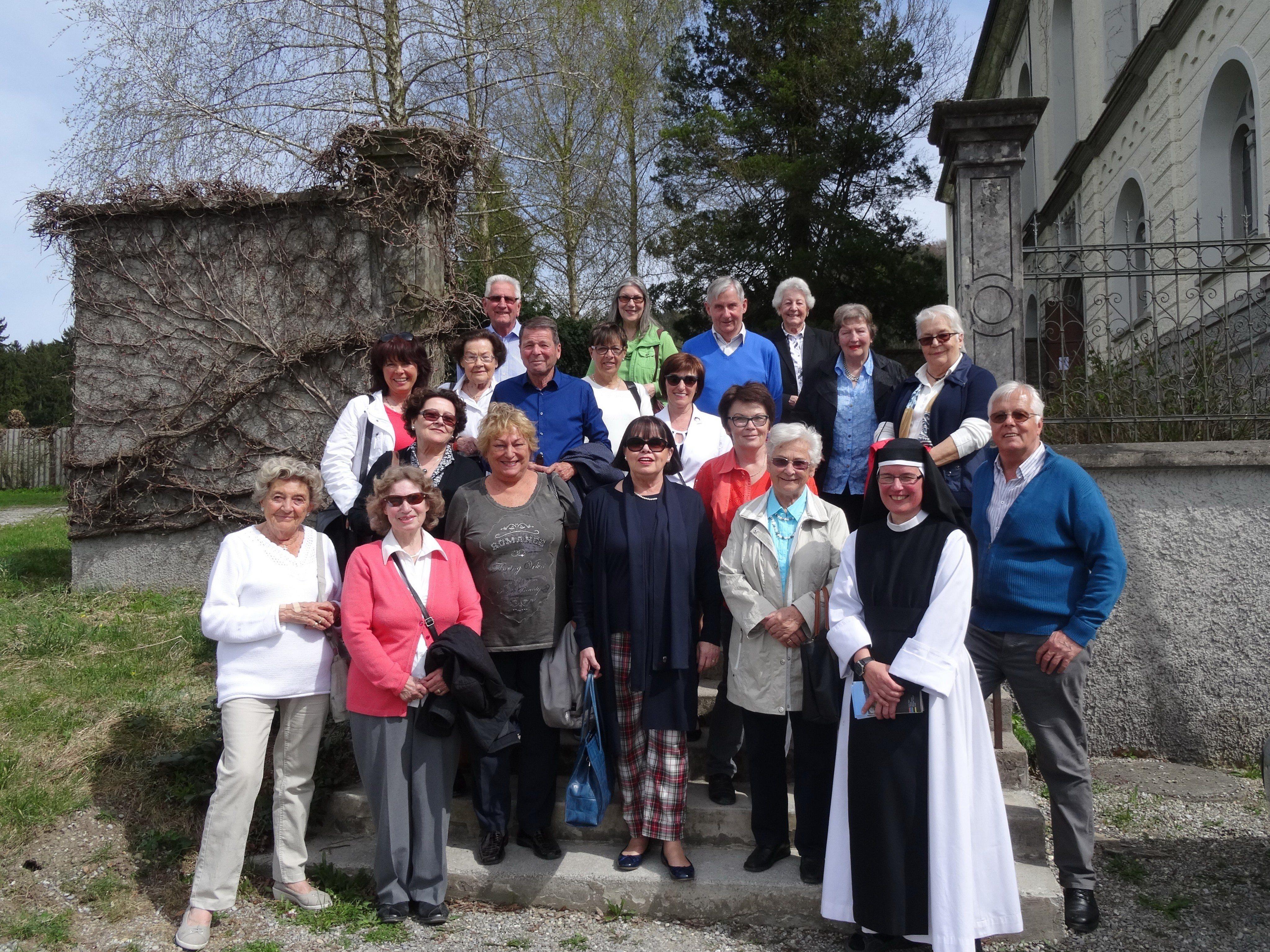 Teilnehmer/innen der Führung mit Schwester Kornelia in Gwiggen
