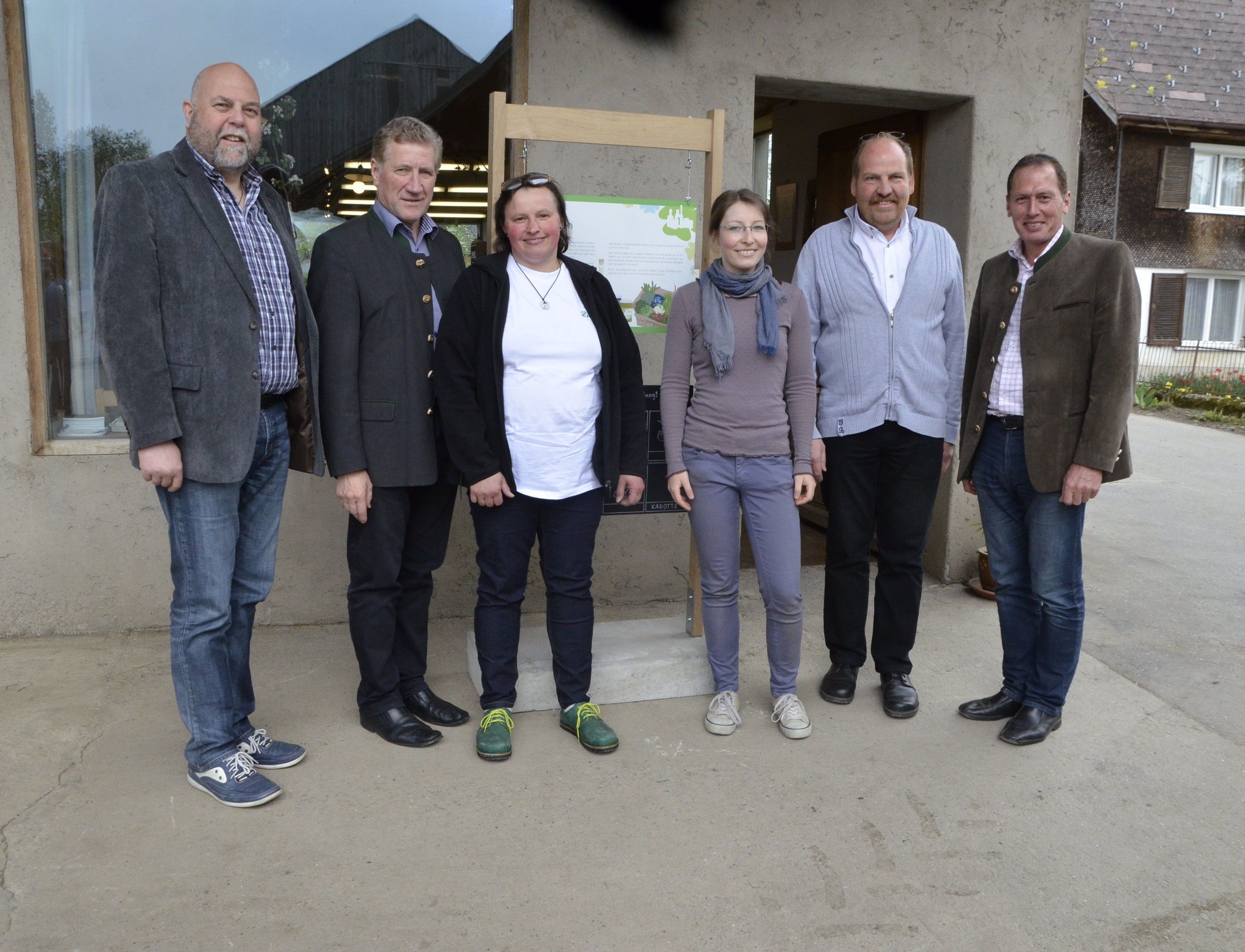 Bürgermeister Thomas Pinter, Landesrat Erich Schwärzler, Brigitte Kühne, Sandra Lecher, Karl Kühne und Landwirtschaftspräsident Josef Moosbrugger freuten sich über den gelungenen Hofrundgang. r Bürgermeister Thomas Pinter, Landesrat Erich Schwärzler, Brigitte Kühne, Sandra Lecher, Karl Kühne und Landwirtschaftspräsident Josef Moosbrugger freuten sich über den gelungenen Hofrundgang. r