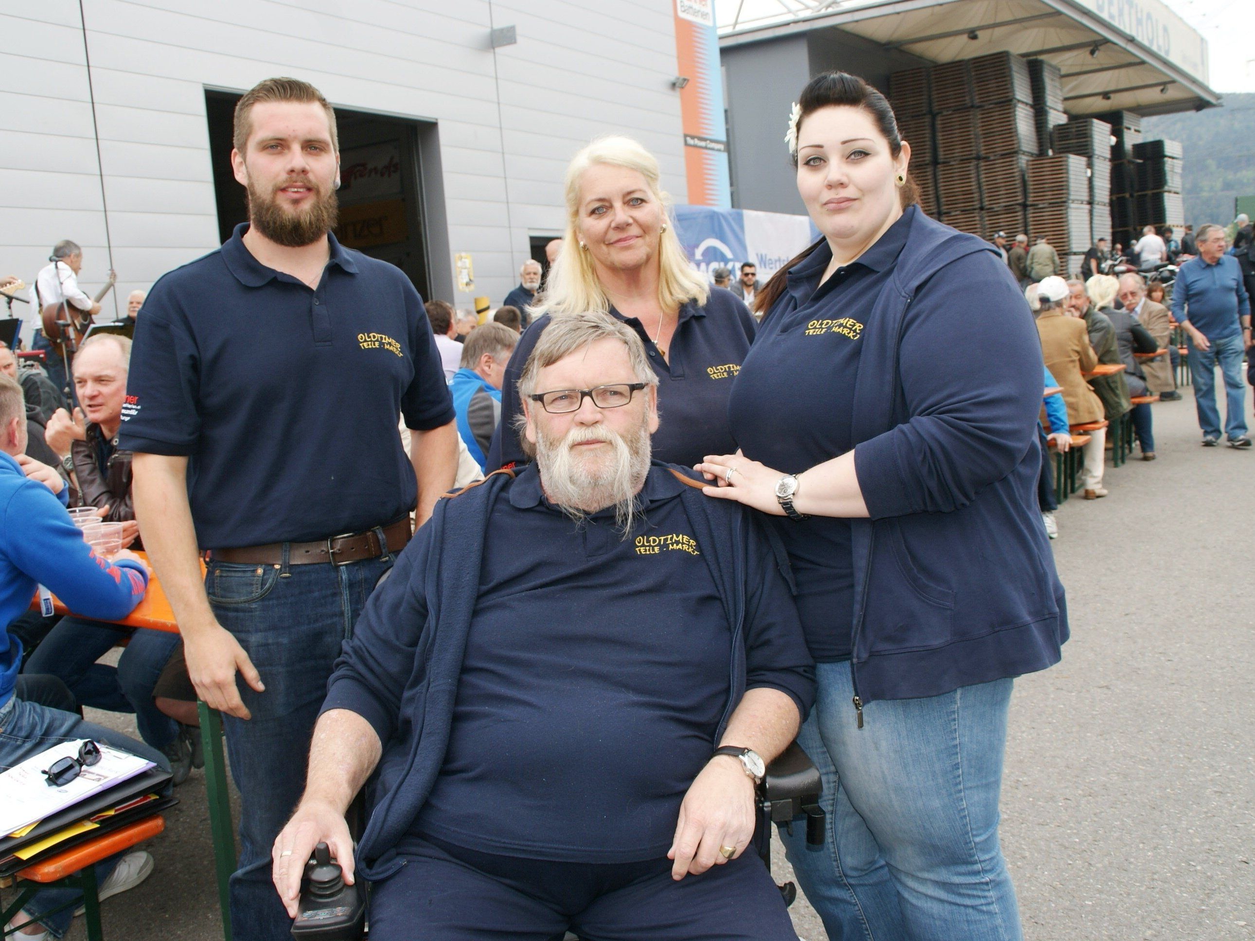 Bruno Mathis uns seine Familie organisieren den Oldtimer-Teilemarkt Bruno Mathis uns seine Familie organisieren den Oldtimer-Teilemarkt