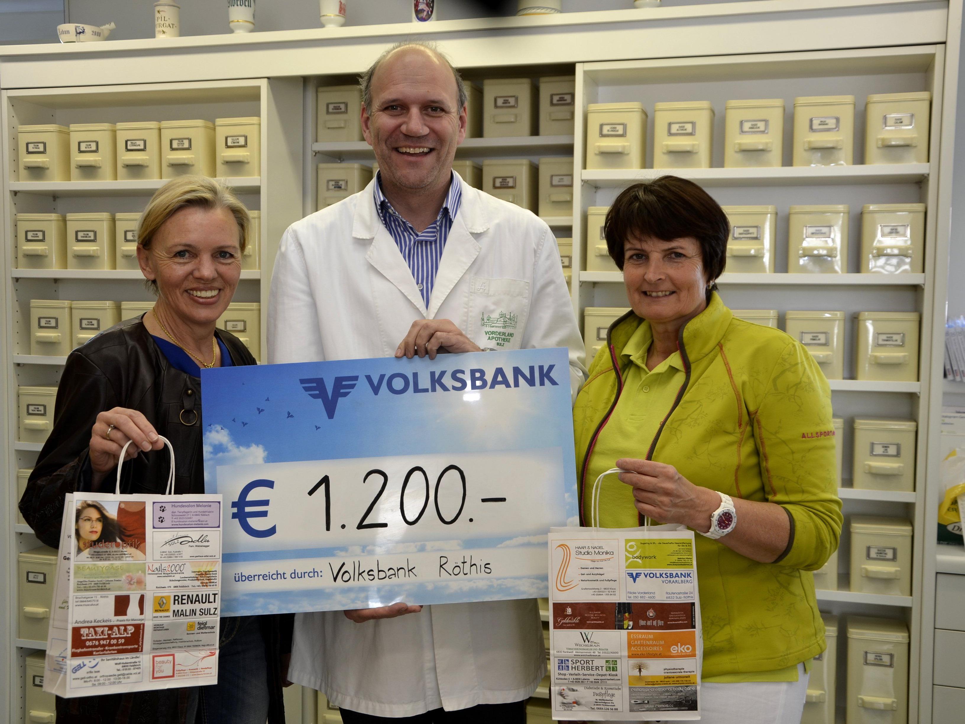 Mag. Walter Barbisch von der Vorderland Apotheke übergibt den Spedenscheck an Gertrud  Blum und Edith Bechter vom Krankenpflegeverein Vorderland.