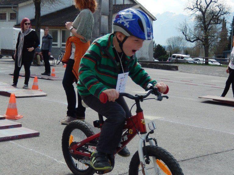 Action beim Rad-Helm-Spiele-Fest