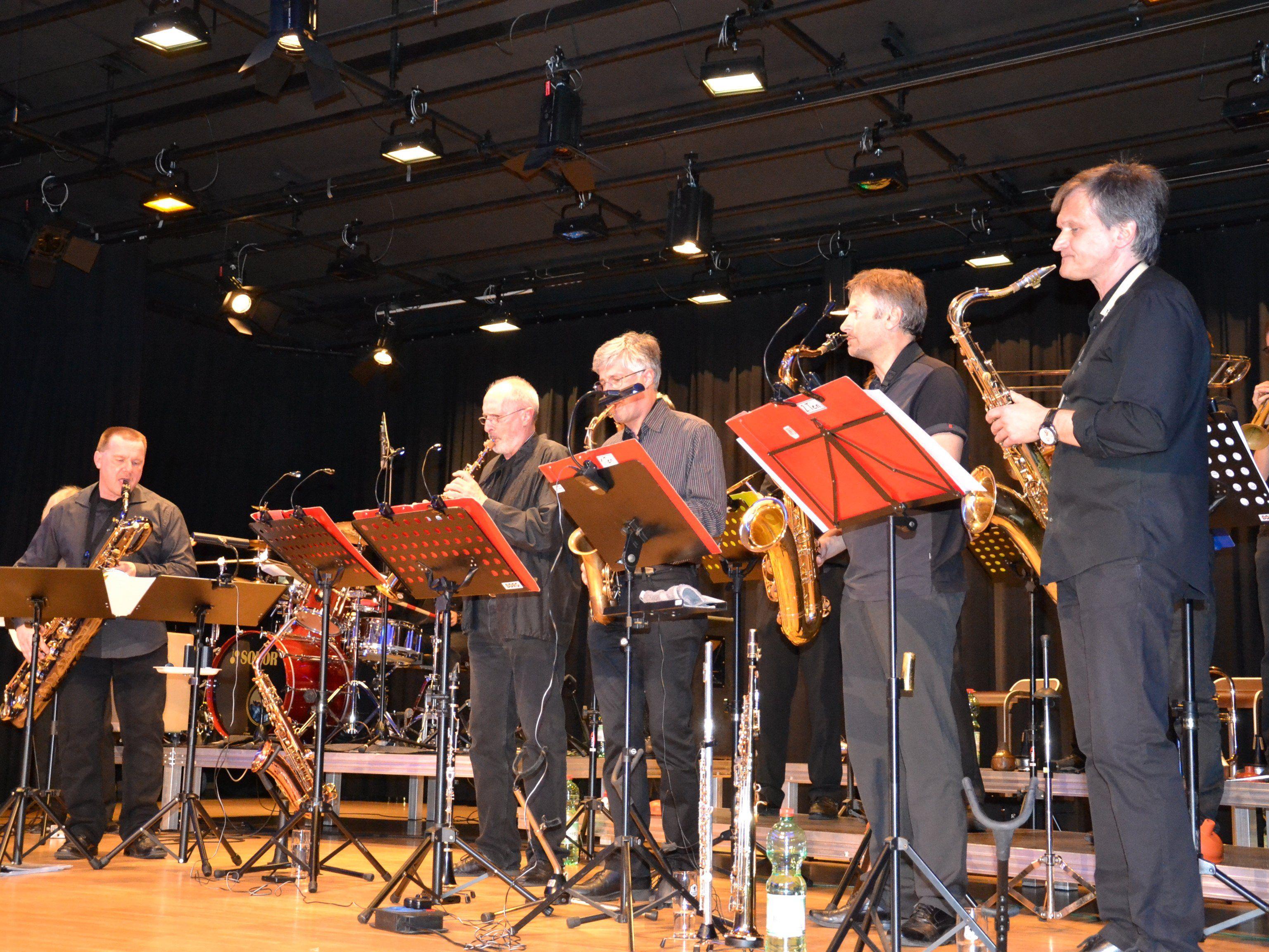 Die Swing-Werk Bigband gab ein vielseitiges Konzert im Saal DorfMitte