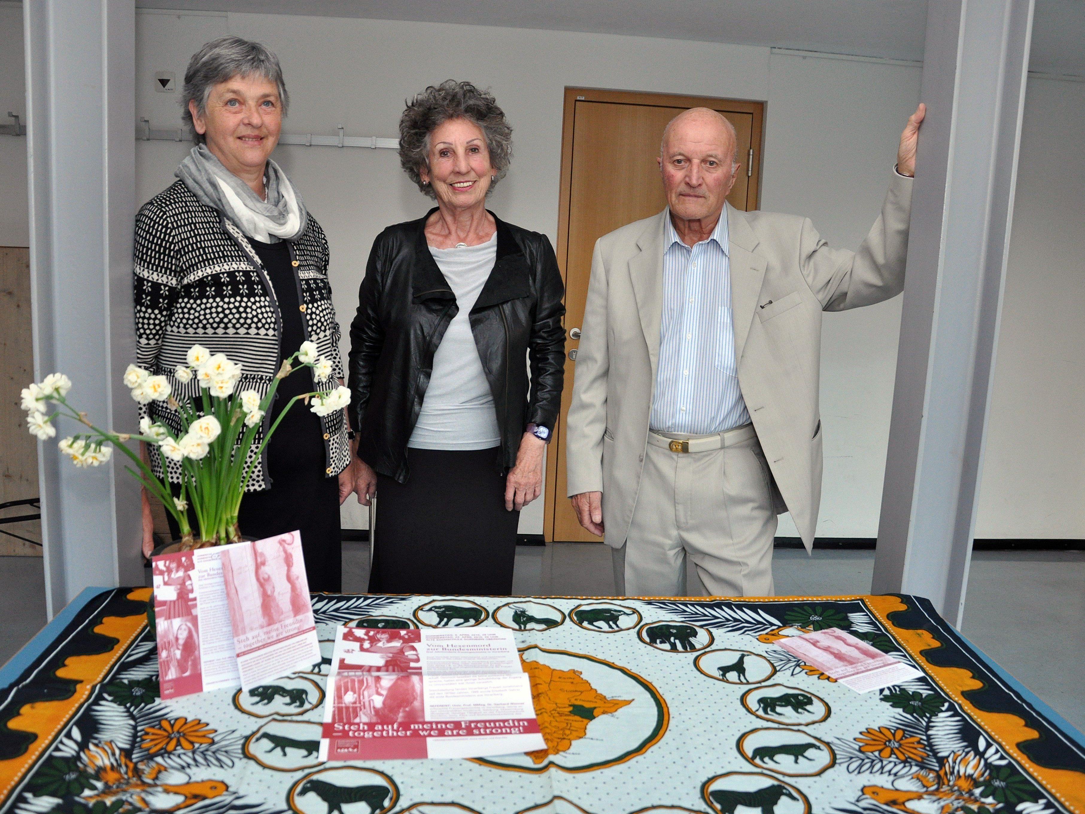 Der Referent Gerhard Wanner mit den Veranstalterinnen Anna Huber und Eva Fitz.