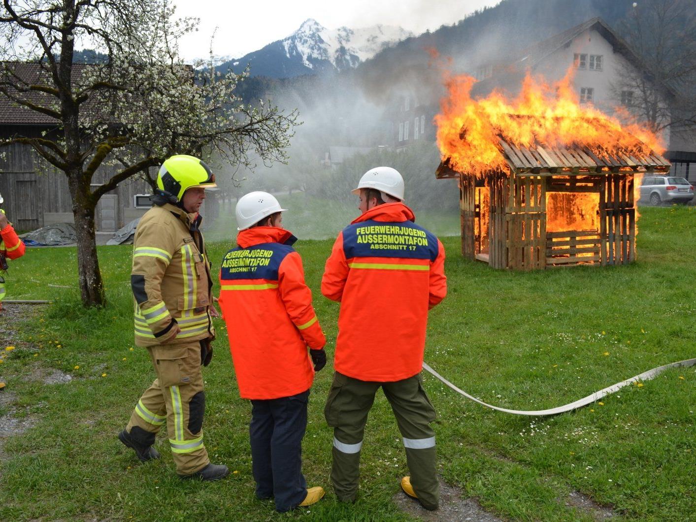 Viel Action gab es bei der Abschlussübung des 18-Stunden Tages der Feuerwehrjugend Vandans.