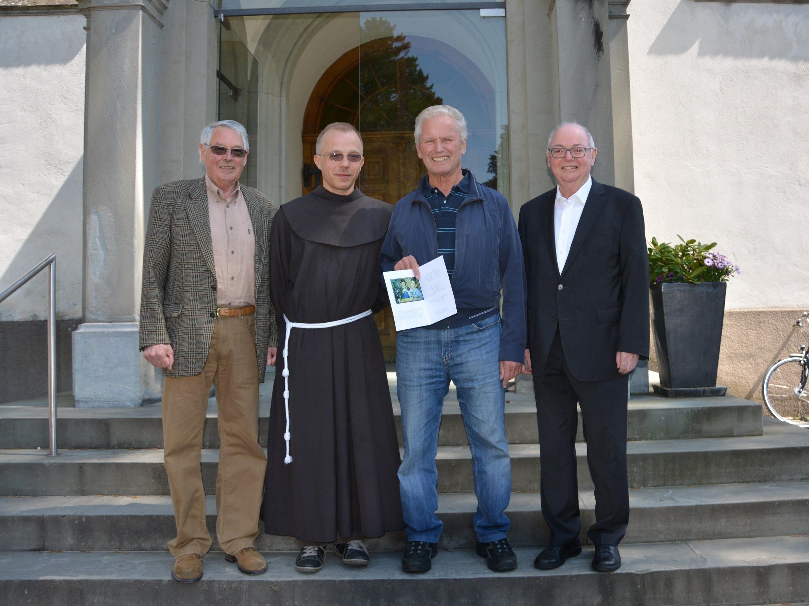 Bei der Übergabe der Spende: Klostervater Elmar Mayer, Franziskanerpater Guido Kobiec, Max Schwärzler und Alt-Bgm. Wolfgang Rümmele.