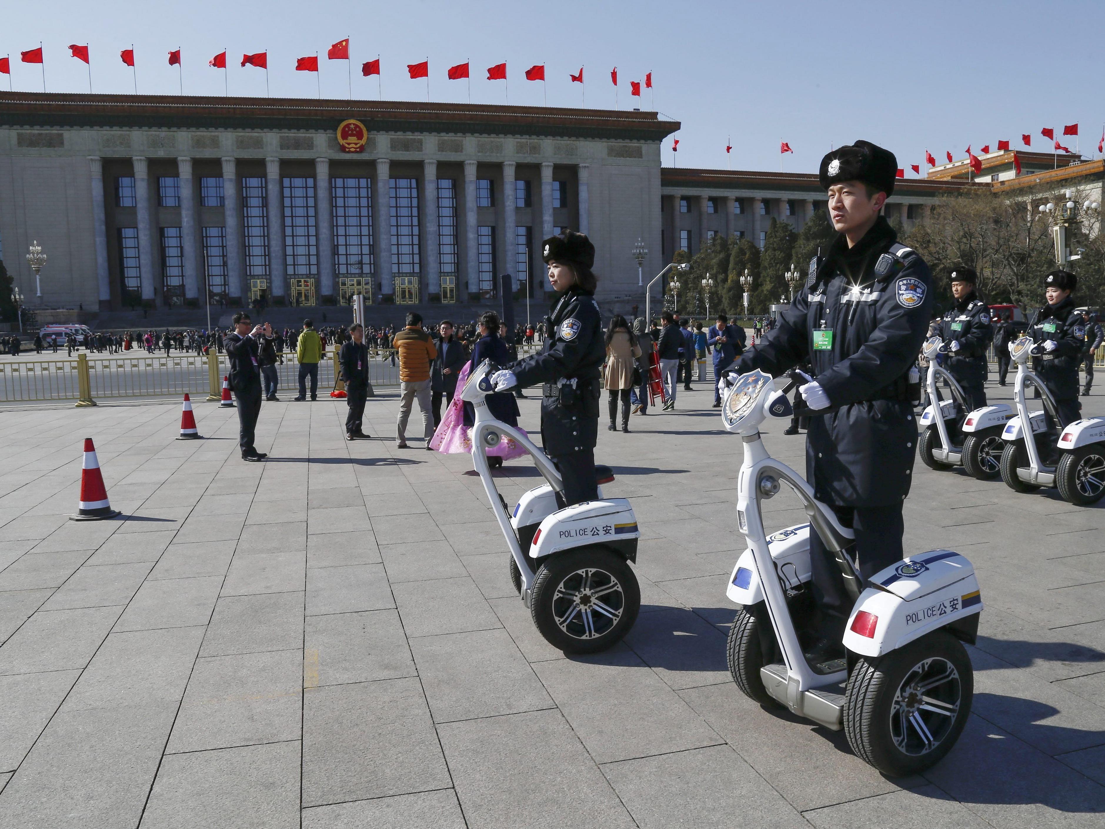 Die chinesische Polizei auf Ninebot-Rollern.