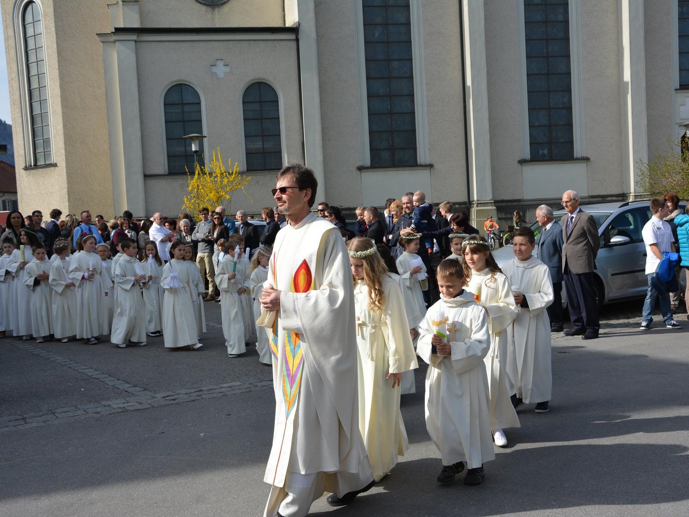 Strahlendes Fest der Erstkommunikanten am Weißen Sonntag im Hatlerdorf.
