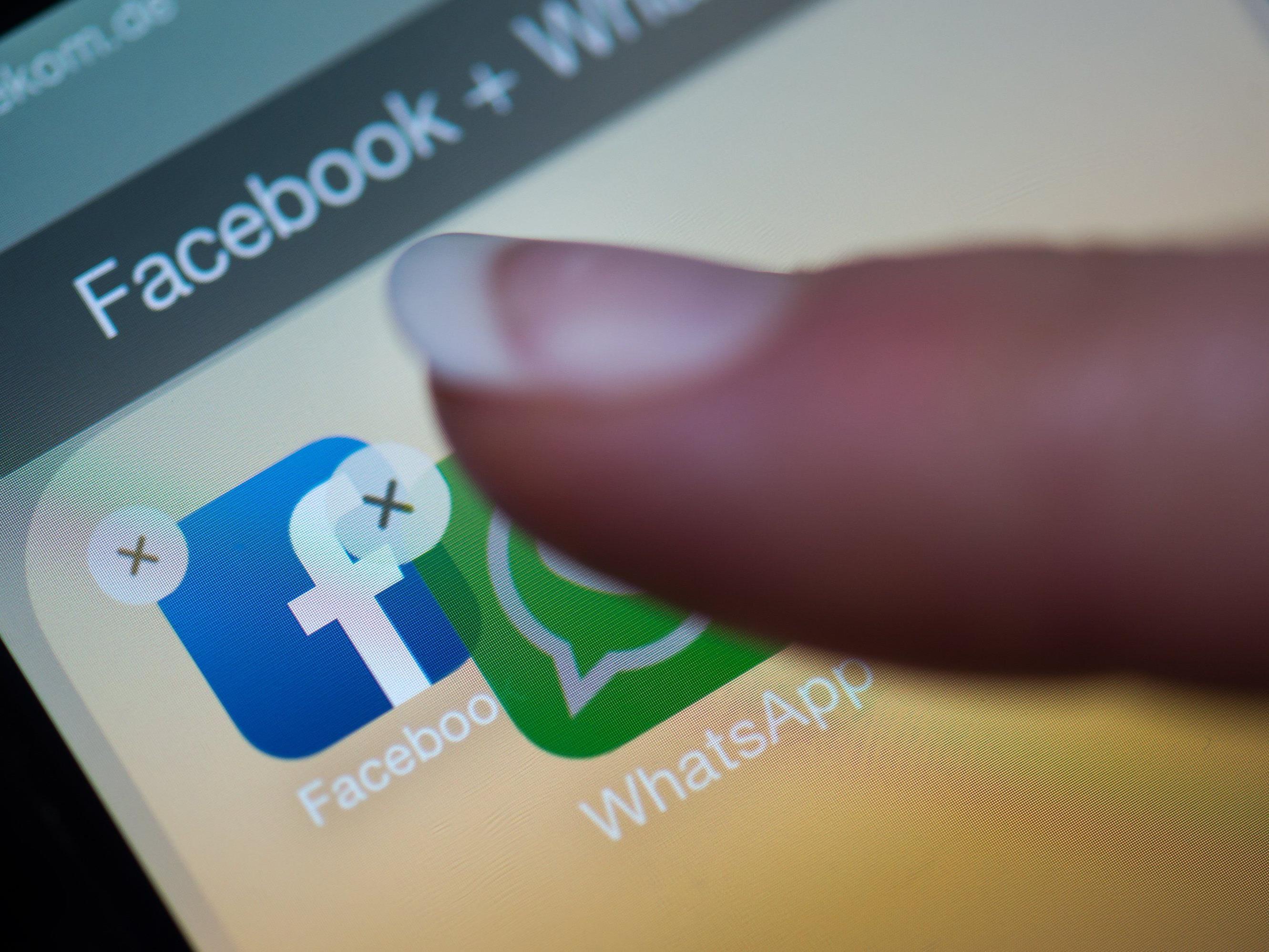 Facebook hatte WhatsApp vor einem Jahr gekauft, aber betont, dass der Dienst eigenständig bleiben solle.