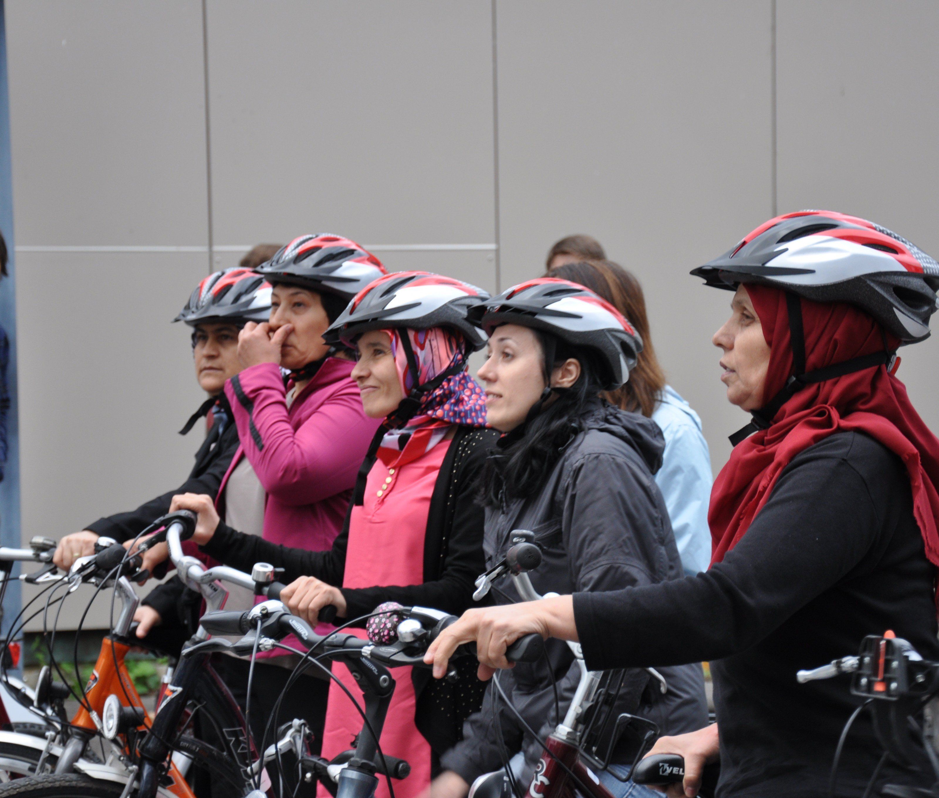 Der Fahrradkurs für Frauen soll Anfängerinnen und WiederAUFsteigerinnen Lust aufs Fahrradfahren machen und in Sicherheitsfragen schulen. Der Fahrradkurs für Frauen soll Anfängerinnen und WiederAUFsteigerinnen Lust aufs Fahrradfahren machen und in Sicherheitsfragen schulen.