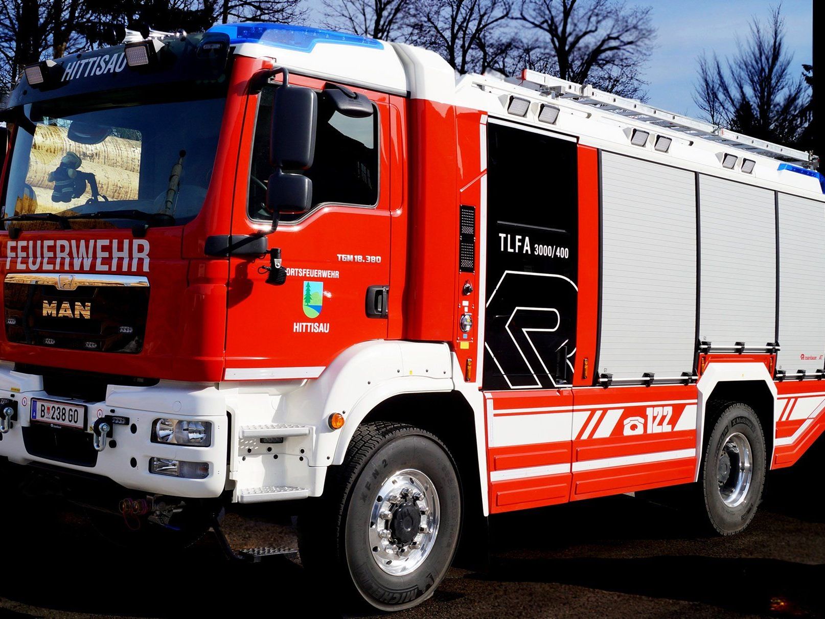 Das moderne Tanklöschfahrzug wird im Rahmen des Feuerwehrfestes präsentiert. Das moderne Tanklöschfahrzug wird im Rahmen des Feuerwehrfestes präsentiert.