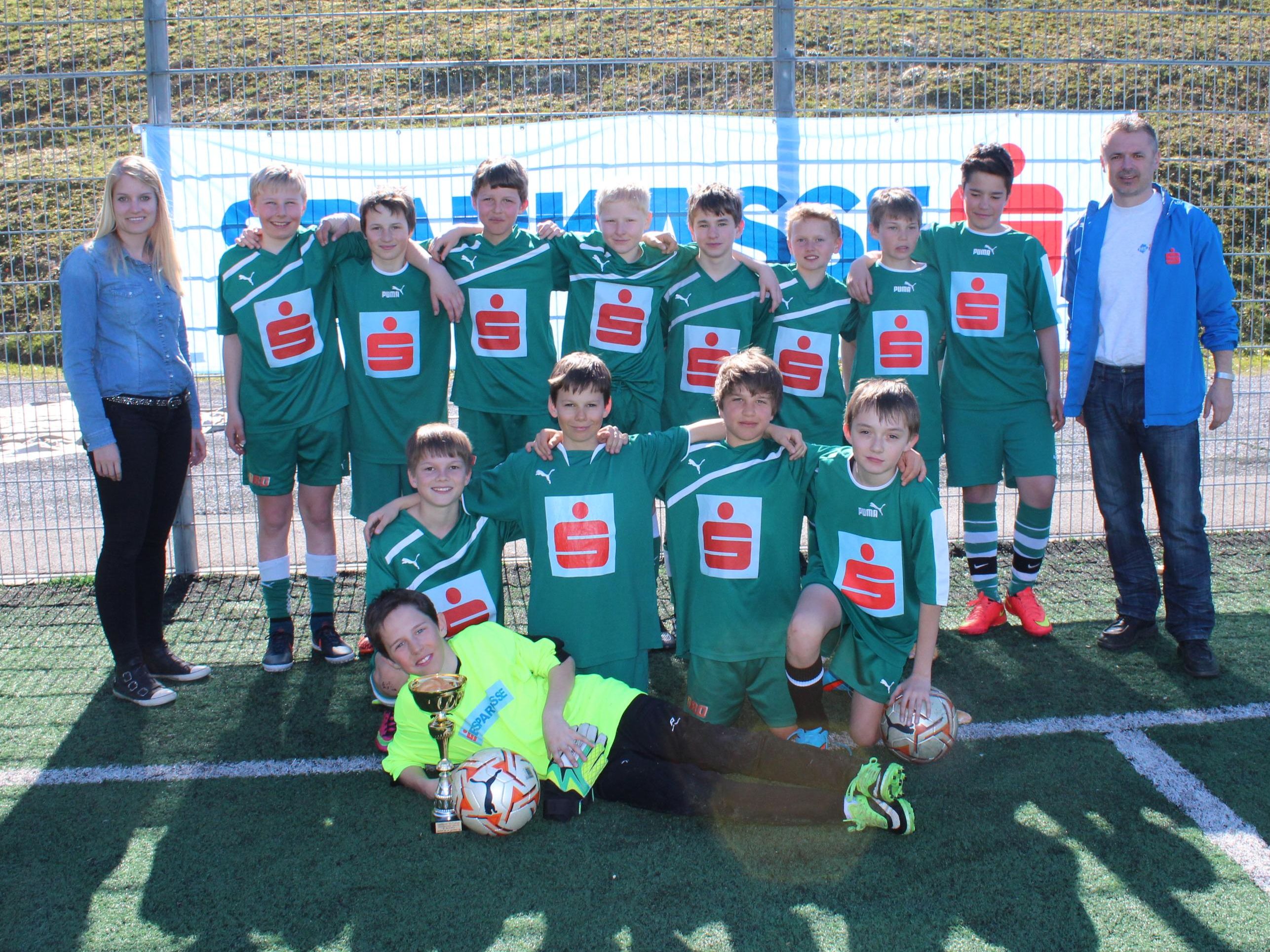 Tamara Dünser (Sparkasse) gratulierte dem Schülerliga-Team der Hauptschule Egg. Tamara Dünser (Sparkasse) gratulierte dem Schülerliga-Team der Hauptschule Egg.