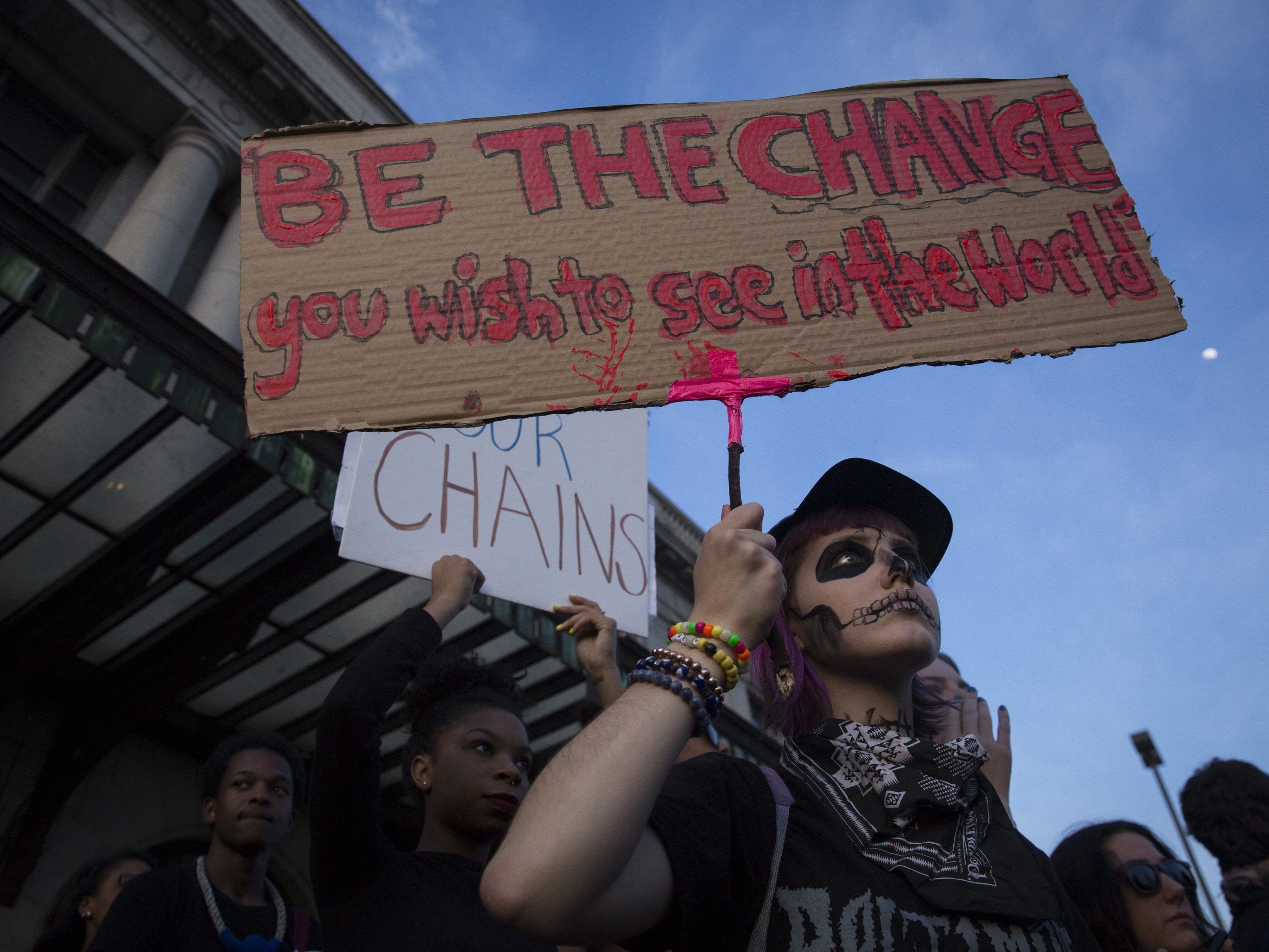 Tausende gingen zu Solidaritätsmärschen auf die Straße. Tausende gingen zu Solidaritätsmärschen auf die Straße.