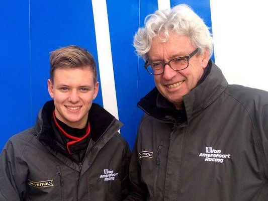 Mick Schumacher posiert mit dem Chef seines Formel-4-Teams. Mick Schumacher posiert mit dem Chef seines Formel-4-Teams.