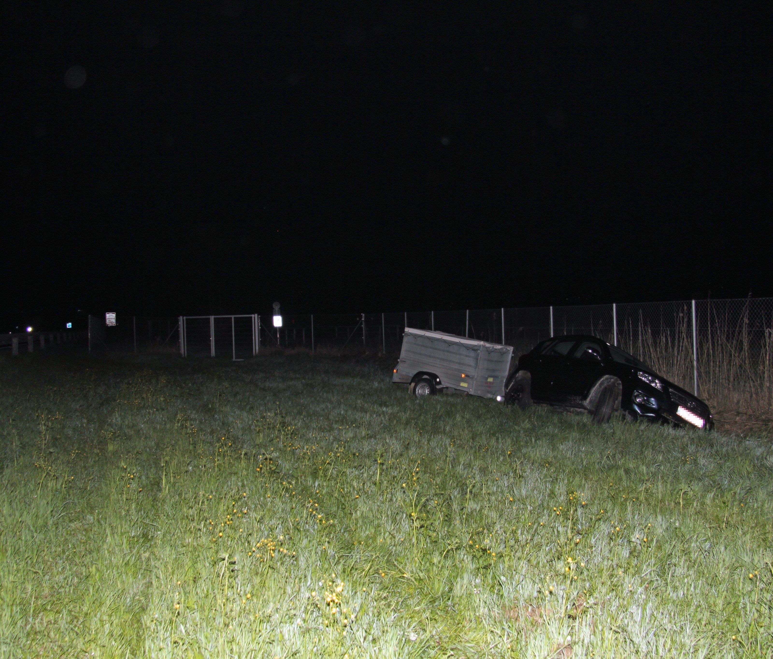 Der Versuch, auf dem Grünstreifen zu wenden, scheiterte am Graben. Der Versuch, auf dem Grünstreifen zu wenden, scheiterte am Graben.