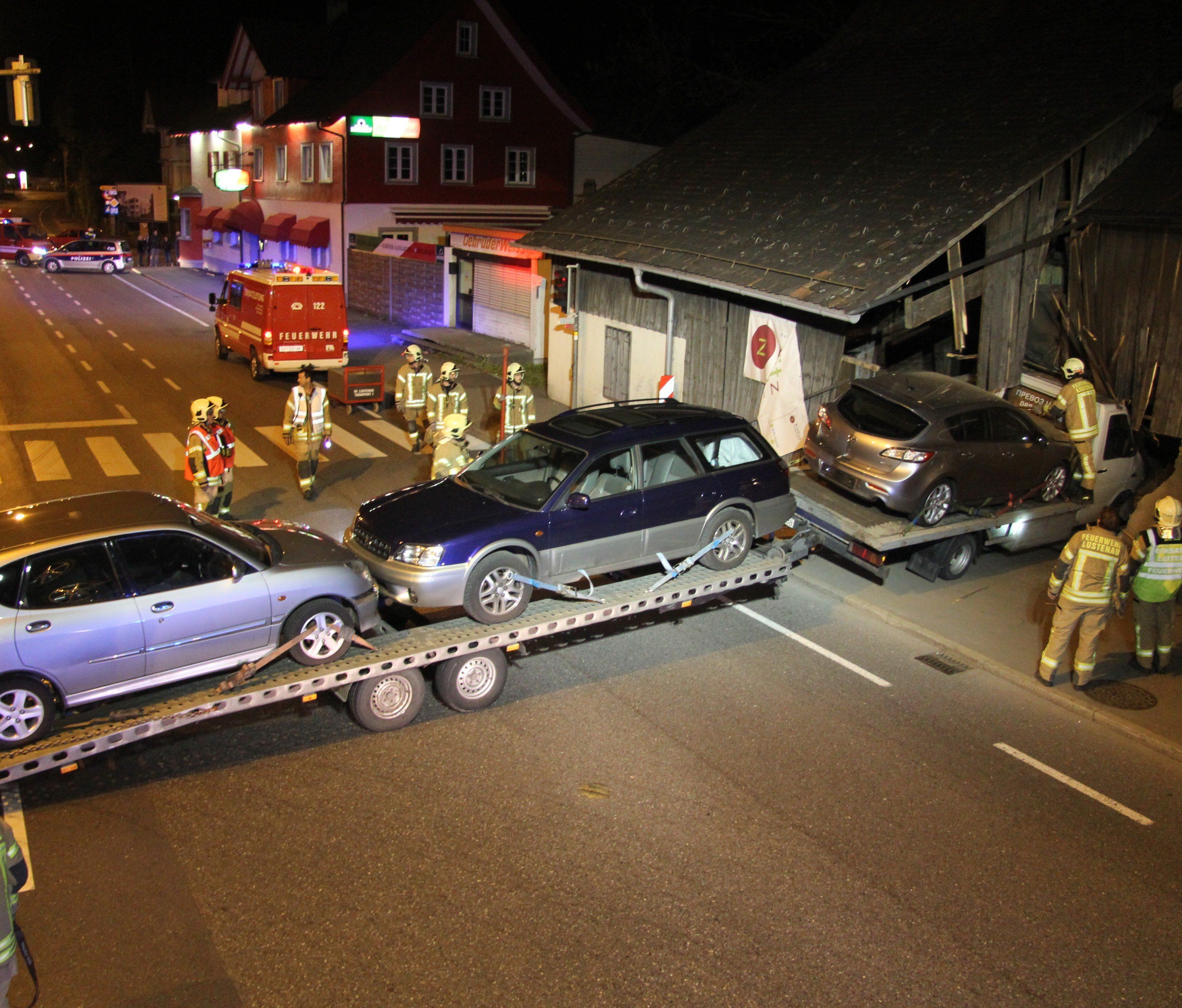 Der Pkw-Transporter stand bei der Zollstation, als er ins Rollen kam. Der Pkw-Transporter stand bei der Zollstation, als er ins Rollen kam.