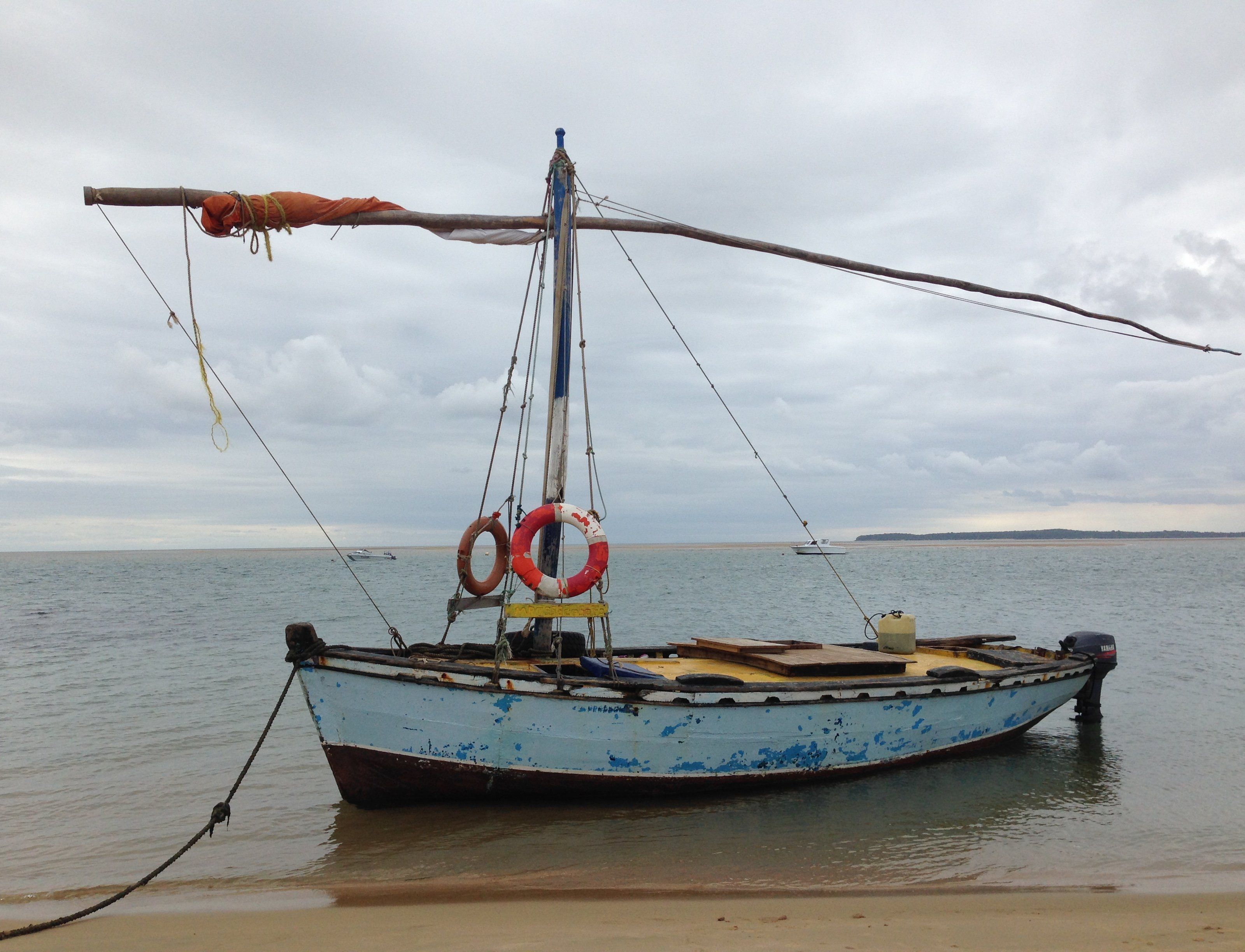 Mit dem Segelboot landeten die Beiden auf Inhaca. Mit dem Segelboot landeten die Beiden auf Inhaca.