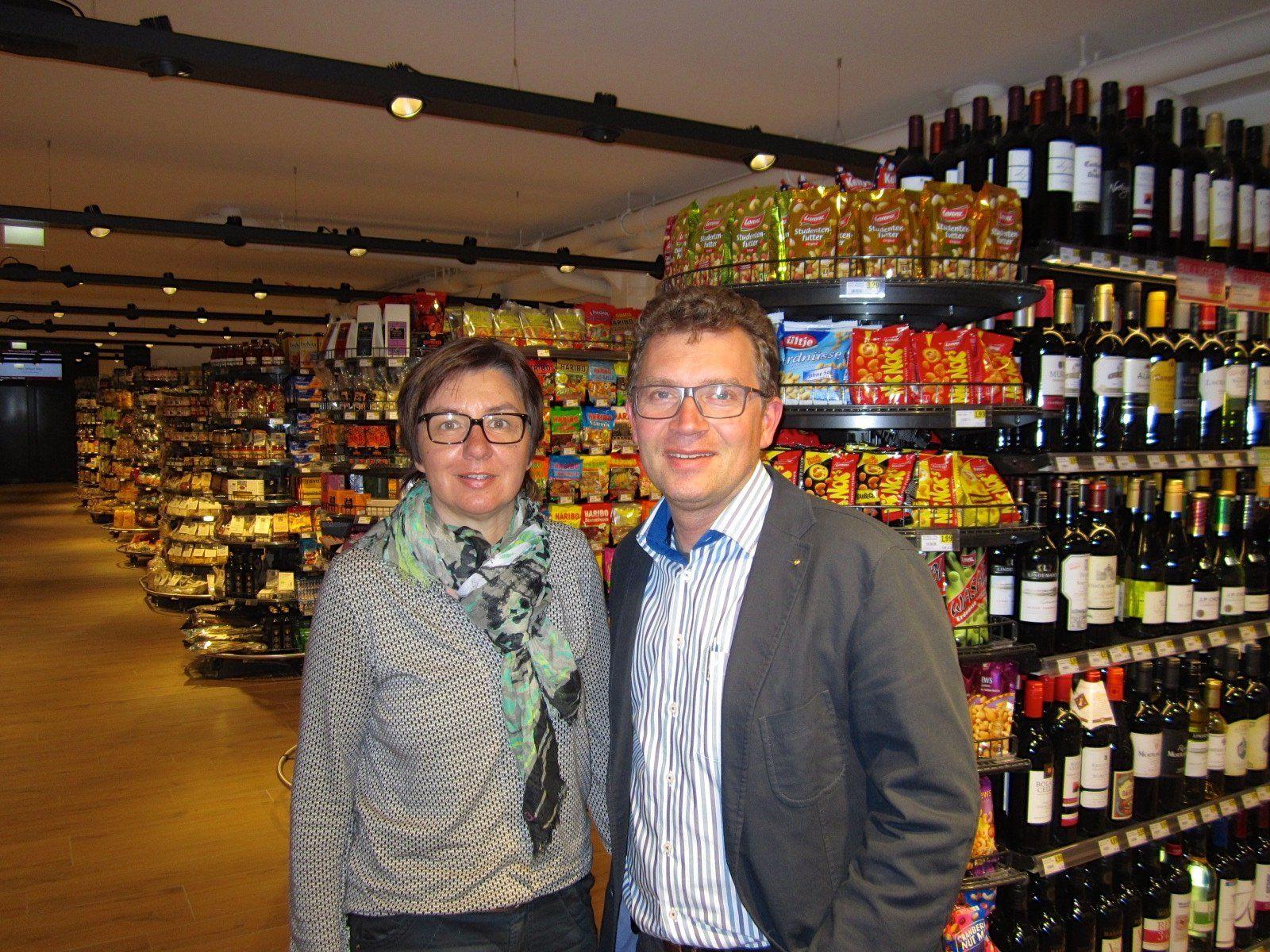 Jürgen Albrecht mit seiner Gattin in seinen neuen Geschäftsräumlichkeiten in Tisis.