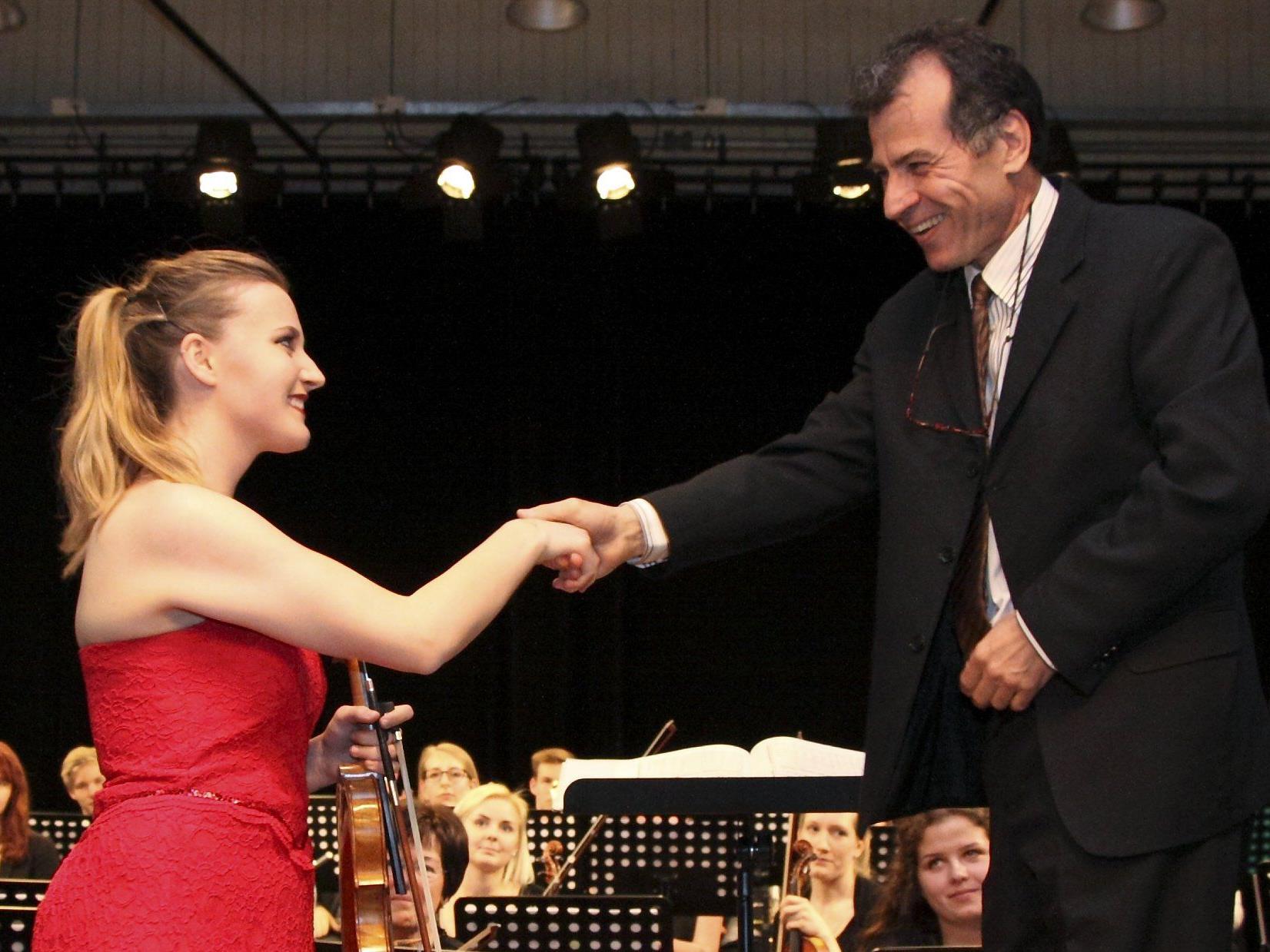 Die Solistin Sara Plank und Dirigent Murat Üstün.