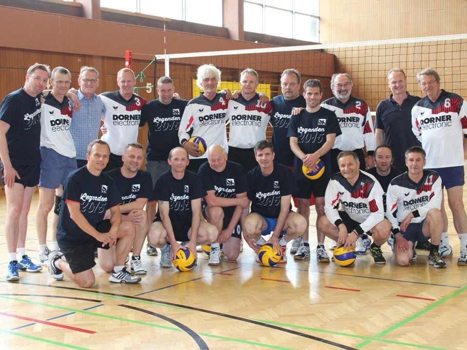 Die Egger und Wolfurter "Volleyballlegenden" ließen nochmal ihr Können aufblitzen. Die Egger und Wolfurter "Volleyballlegenden" ließen nochmal ihr Können aufblitzen.