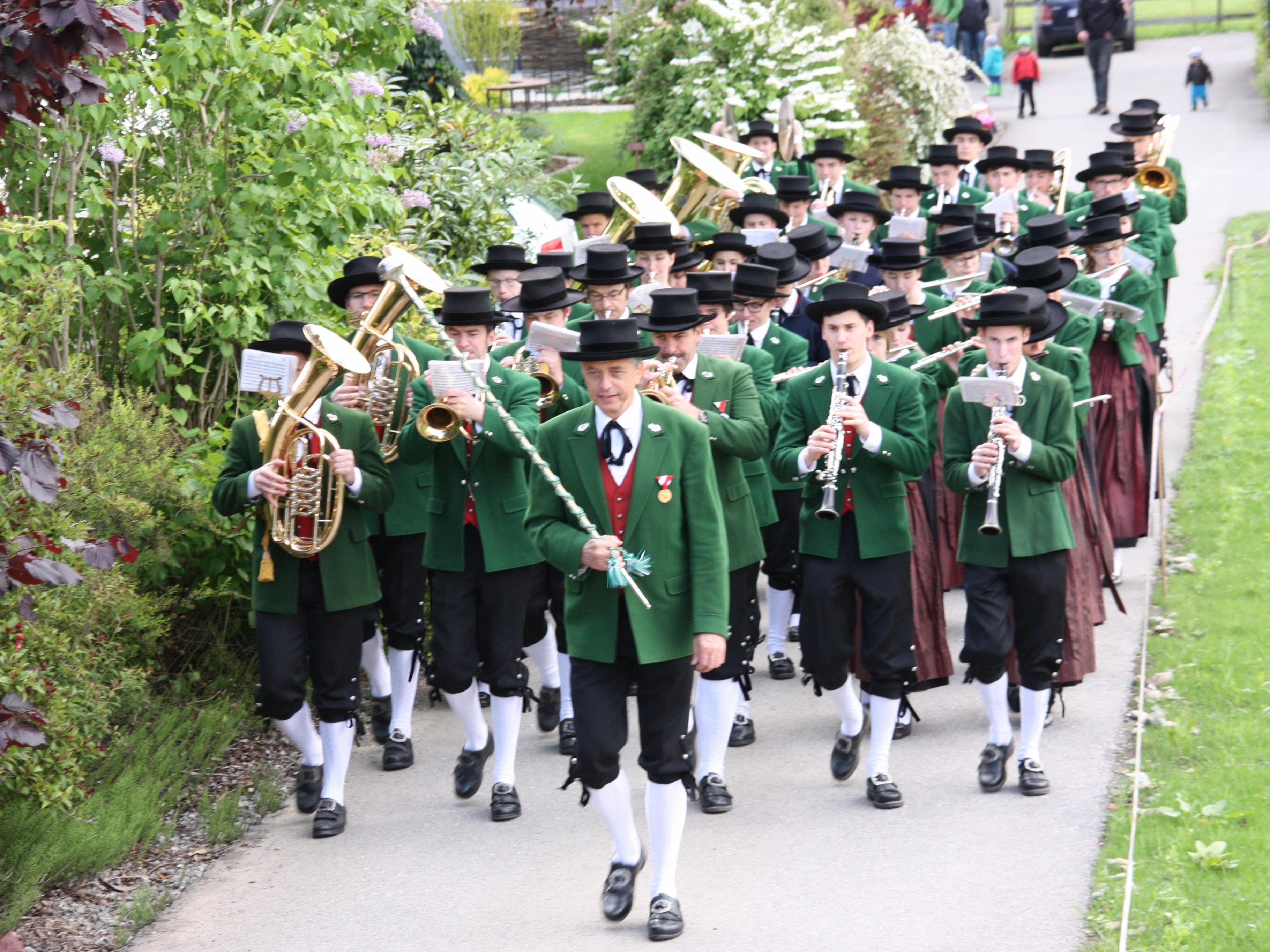 Der Mai wird im Hatlerdorf wieder traditionell mit Marschmusik eröffnet.