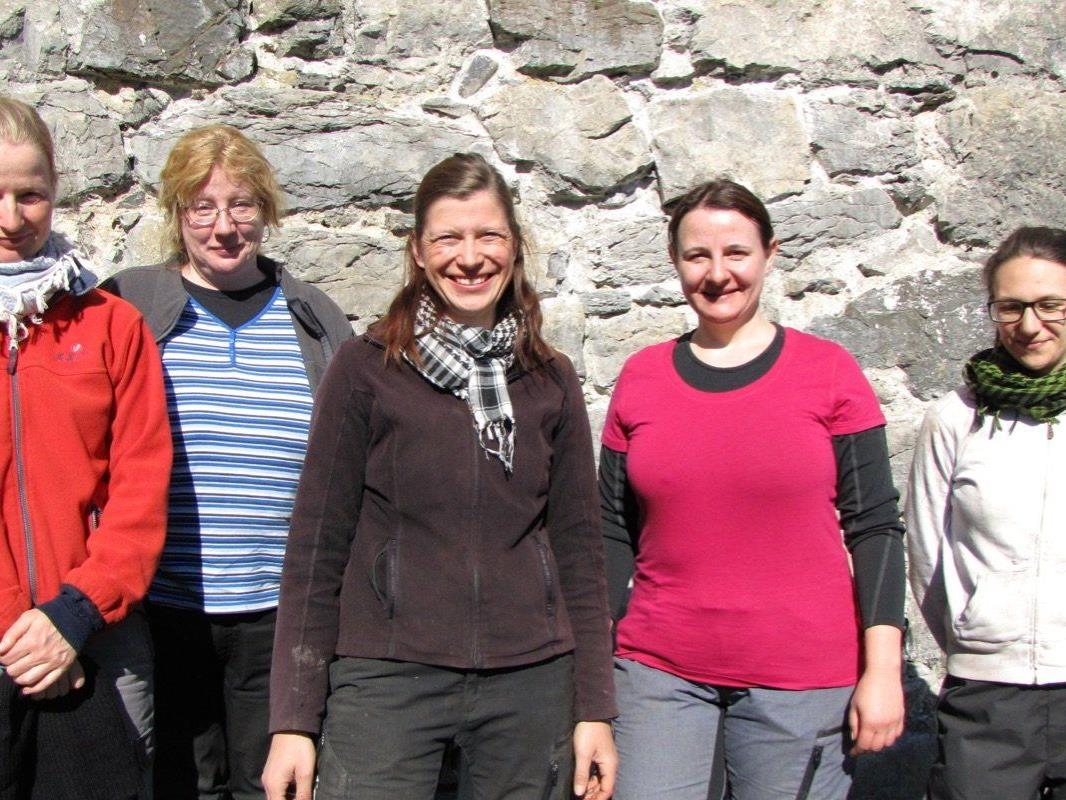 Zwei Monate arbeitet das Archäologen Team der TALPA GnbR auf der Tostner Burg: Ulrike Hilby, Irene Knoche, Maria Bader, Tamara Senfter und Marion Kirchler
