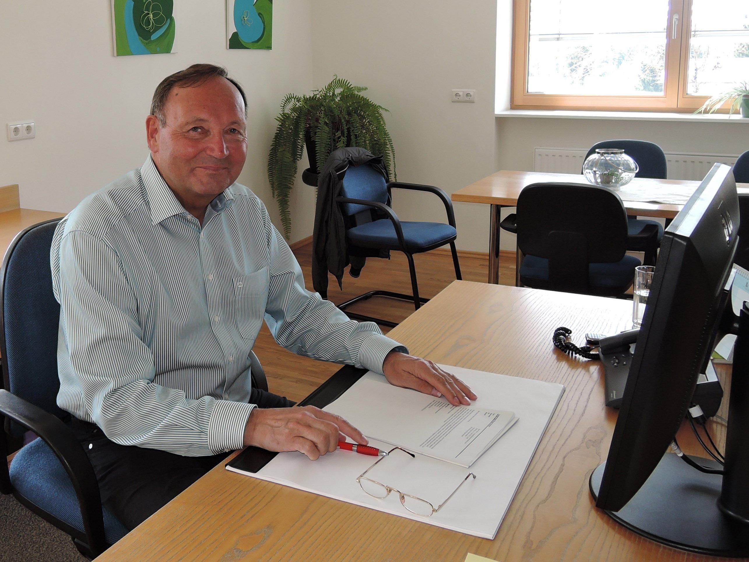 Bürgermeister Kurt Krottenhammer an seinem neuen Arbeitsplatz im Gemeindeamt.