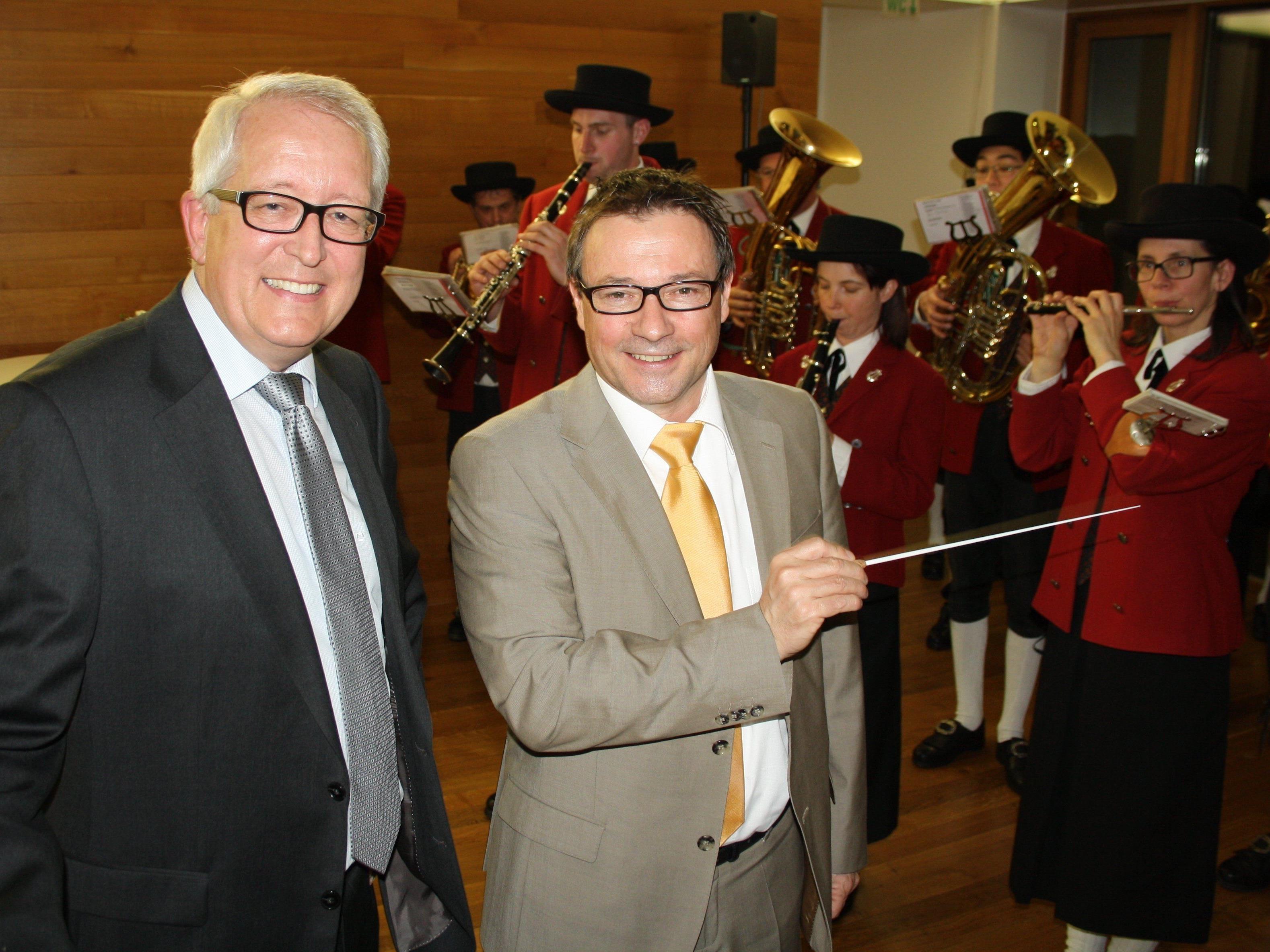 Der Musikverein gratulierte Bürgermeister Michael Simma (links) und Vizebürgermeister Christophorus Schmid mit einem Ständchen.