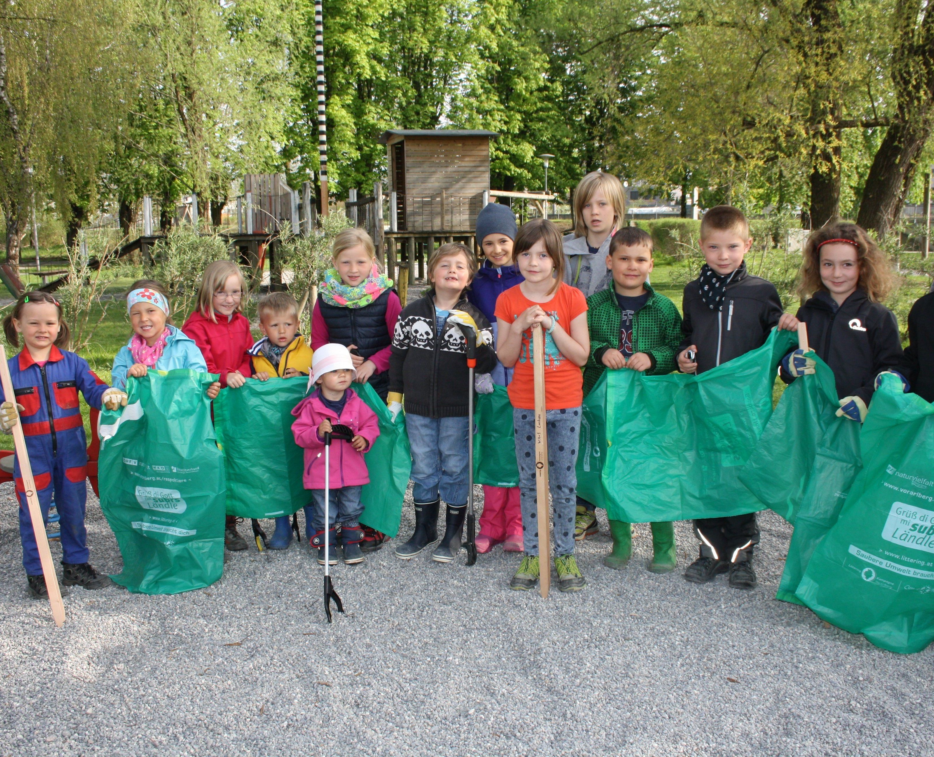 Für die umweltbewussten Kinder ist die traditionelle „Seeputzate“ natürlich auch ein besonderes Erlebnis. Für die umweltbewussten Kinder ist die traditionelle „Seeputzate“ natürlich auch ein besonderes Erlebnis.