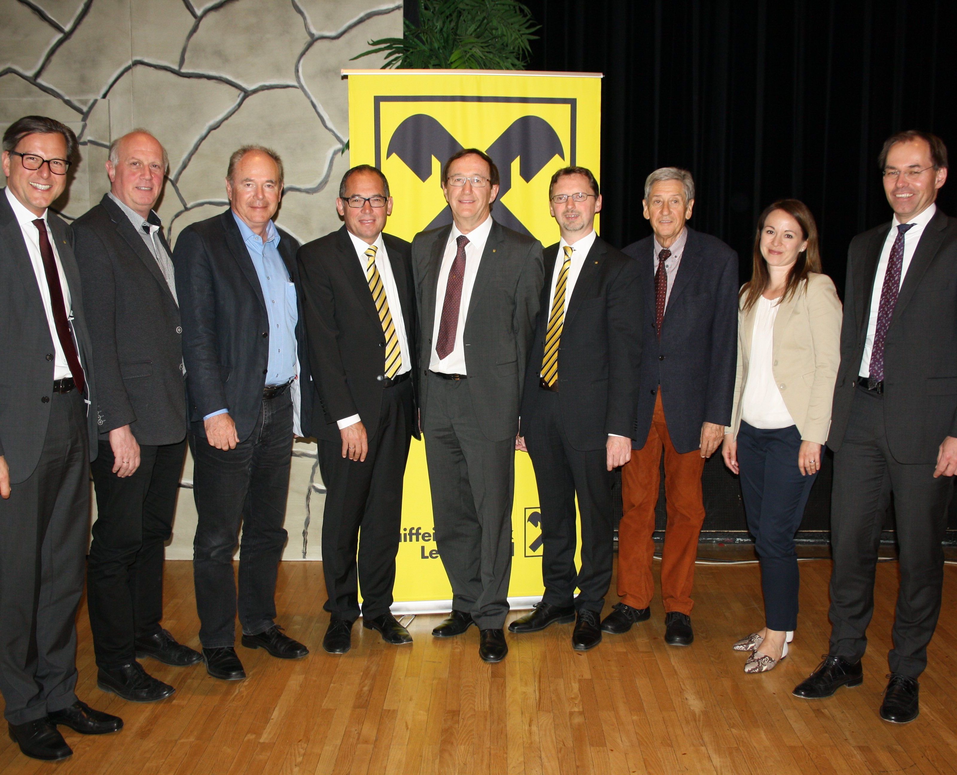 Aufsichtsrat und Geschäftsführung der Raiffeisenbank Leiblachtal mit Klaus Immler, Hubert Rupp, VDir. Gustav Kathrein, Aufsichtsratsvorsitzender DI Wilhelm Köb, VDir. Hubert Gieselbrecht, Rudolf Ennemoser, Sandra Jehle-Troy und Dr. Jürgen Reiner sowie Dir. Dr. Johannes Ortner (links) von der Raiffeisen-Landesbank. Aufsichtsrat und Geschäftsführung der Raiffeisenbank Leiblachtal mit Klaus Immler, Hubert Rupp, VDir. Gustav Kathrein, Aufsichtsratsvorsitzender DI Wilhelm Köb, VDir. Hubert Gieselbrecht, Rudolf Ennemoser, Sandra Jehle-Troy und Dr. Jürgen Reiner sowie Dir. Dr. Johannes Ortner (links) von der Raiffeisen-Landesbank.