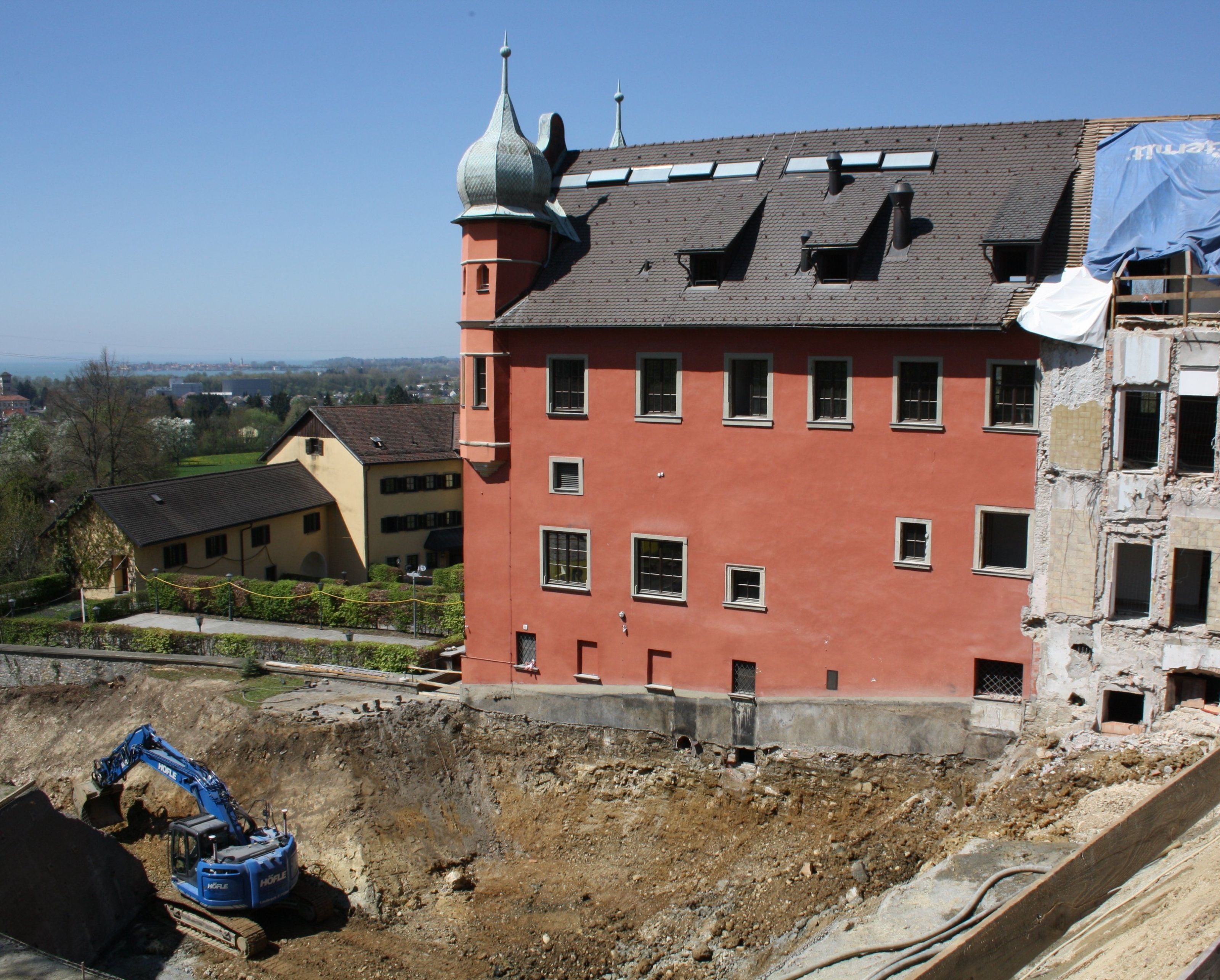 Die beiden rückwärtigen Anbauten wurden abgerissen und werden durch zwei freistehende Erschließungstürme. Dazu kommt ein unterirdischer Neubau. Die beiden rückwärtigen Anbauten wurden abgerissen und werden durch zwei freistehende Erschließungstürme. Dazu kommt ein unterirdischer Neubau.