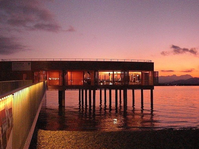 Das Badehaus wird beim wöchentlichen „Sundowner Tuesday“ ab 18 Uhr bei freiem Eintritt zum abendlichen Treffpunkt der Bodenseefans. Das Badehaus wird beim wöchentlichen „Sundowner Tuesday“ ab 18 Uhr bei freiem Eintritt zum abendlichen Treffpunkt der Bodenseefans.