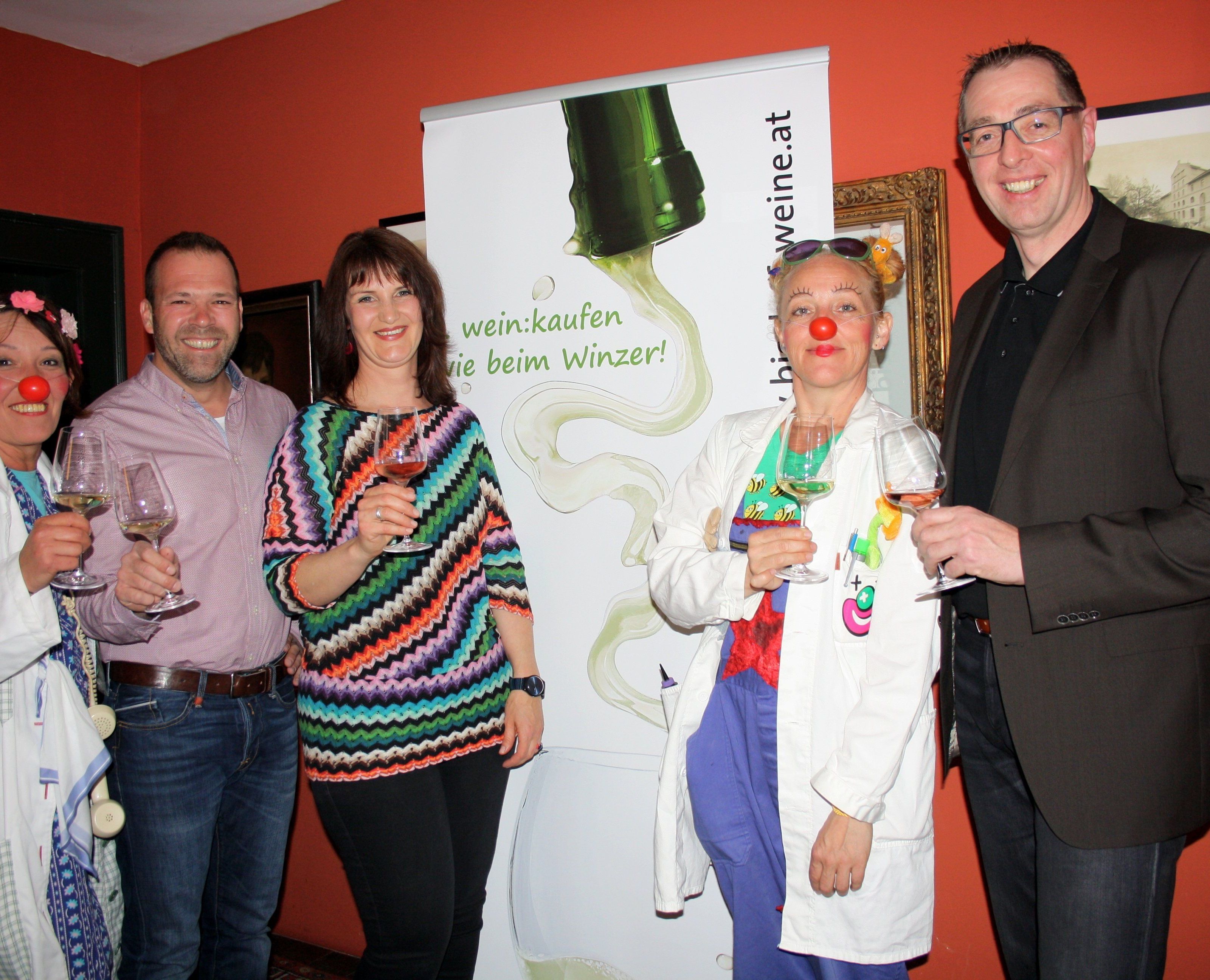 CliniClown Dr. Frieda Wisch & Weg, Gastwirt Philipp Rainer, Andrea Sinz (Vinothek wein:gut), CliniClown Prof. Dr. Paula Plüsch und Herbert Bischof (Vinothek wein:gut). CliniClown Dr. Frieda Wisch & Weg, Gastwirt Philipp Rainer, Andrea Sinz (Vinothek wein:gut), CliniClown Prof. Dr. Paula Plüsch und Herbert Bischof (Vinothek wein:gut).