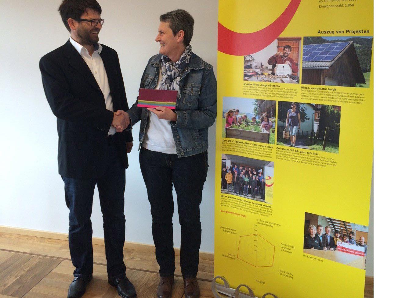 Bürgermeister Gerhard Beer gratuliert Emmi Matt zur innovativen Idee.