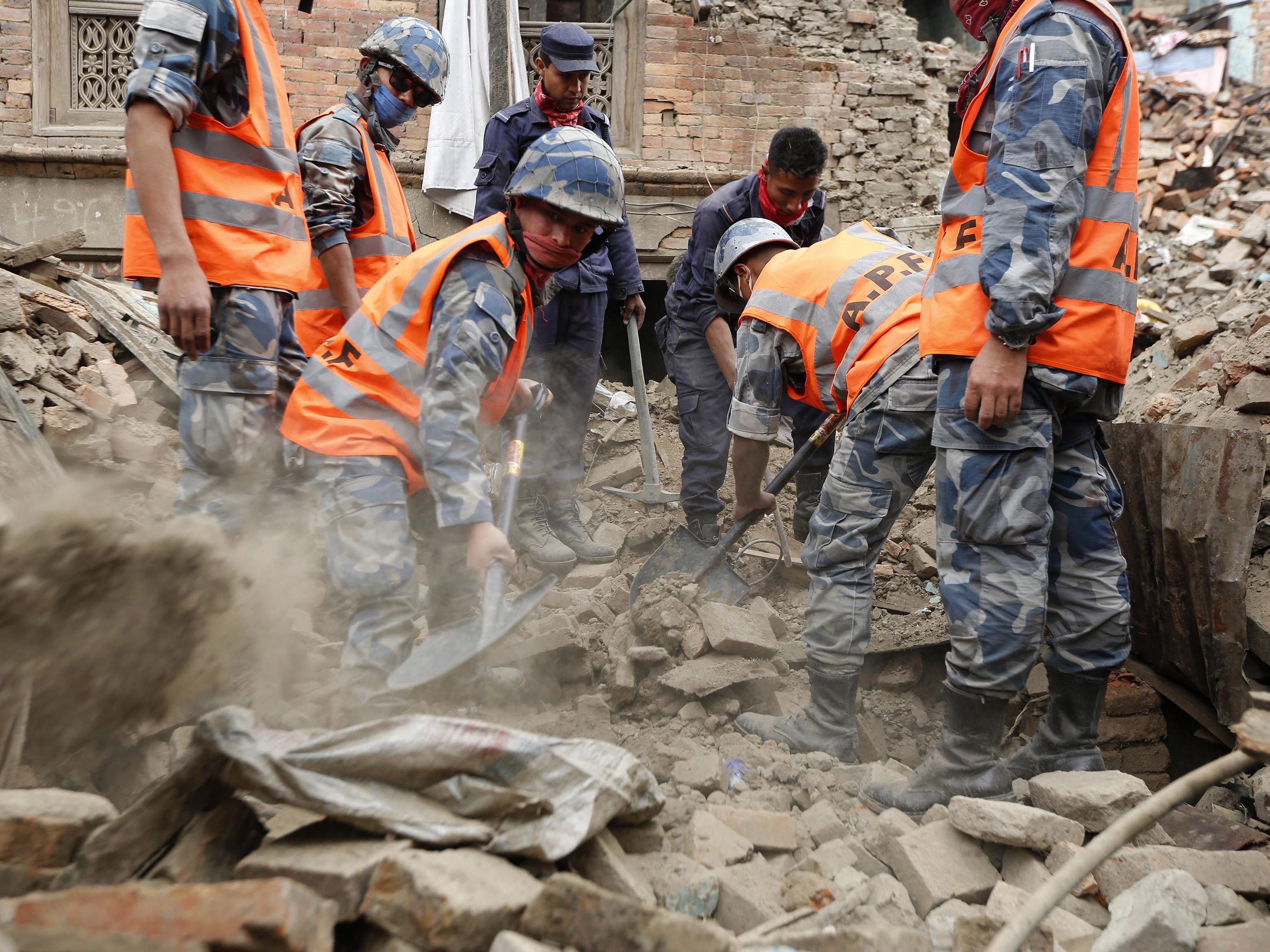 Die Rettungsmaßnahmen in Kathmandu sollen nocheinmal intensiviert werden. Die Rettungsmaßnahmen in Kathmandu sollen nocheinmal intensiviert werden.