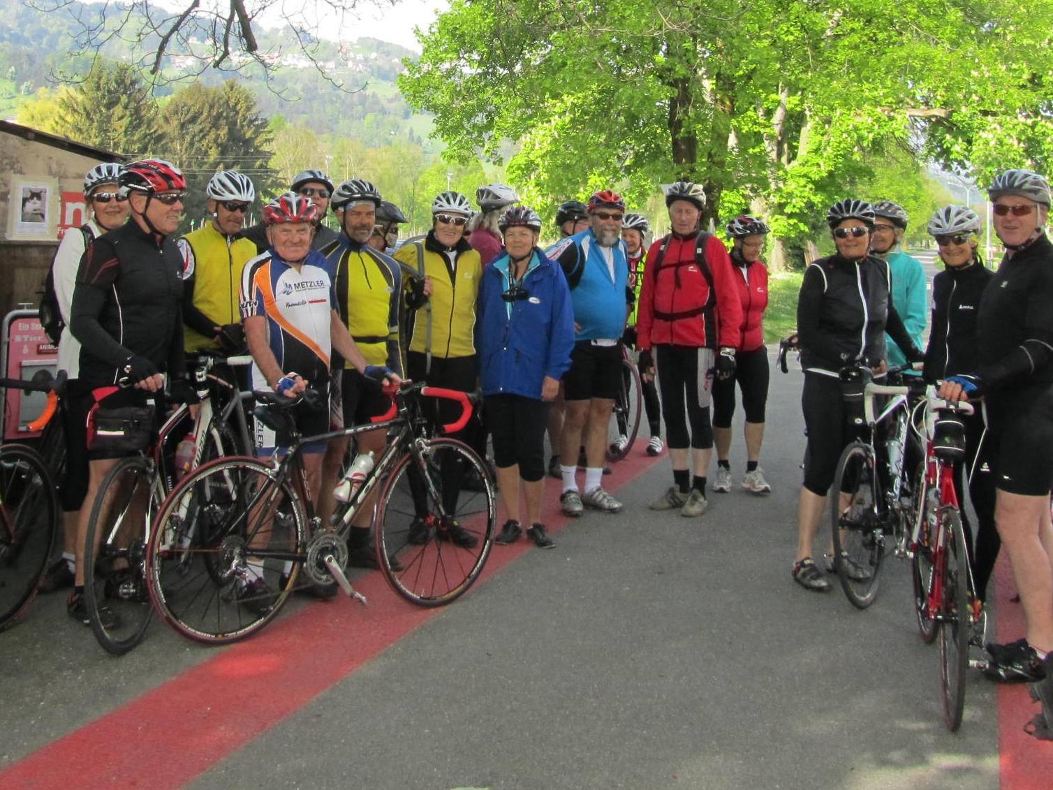 Das Rad Team an der Schweizer Grenze.