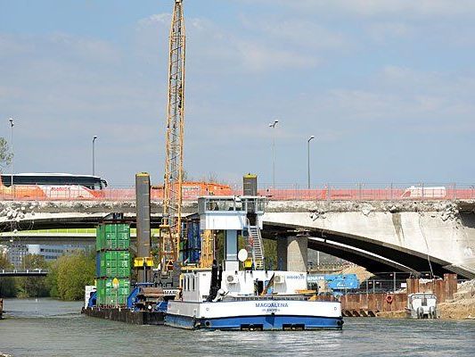 Das Abbruch-Schiff das im Rahmen der Sanierung des Knoten Prater am Donaukanal in Wien zum Einsatz kommt Das Abbruch-Schiff das im Rahmen der Sanierung des Knoten Prater am Donaukanal in Wien zum Einsatz kommt