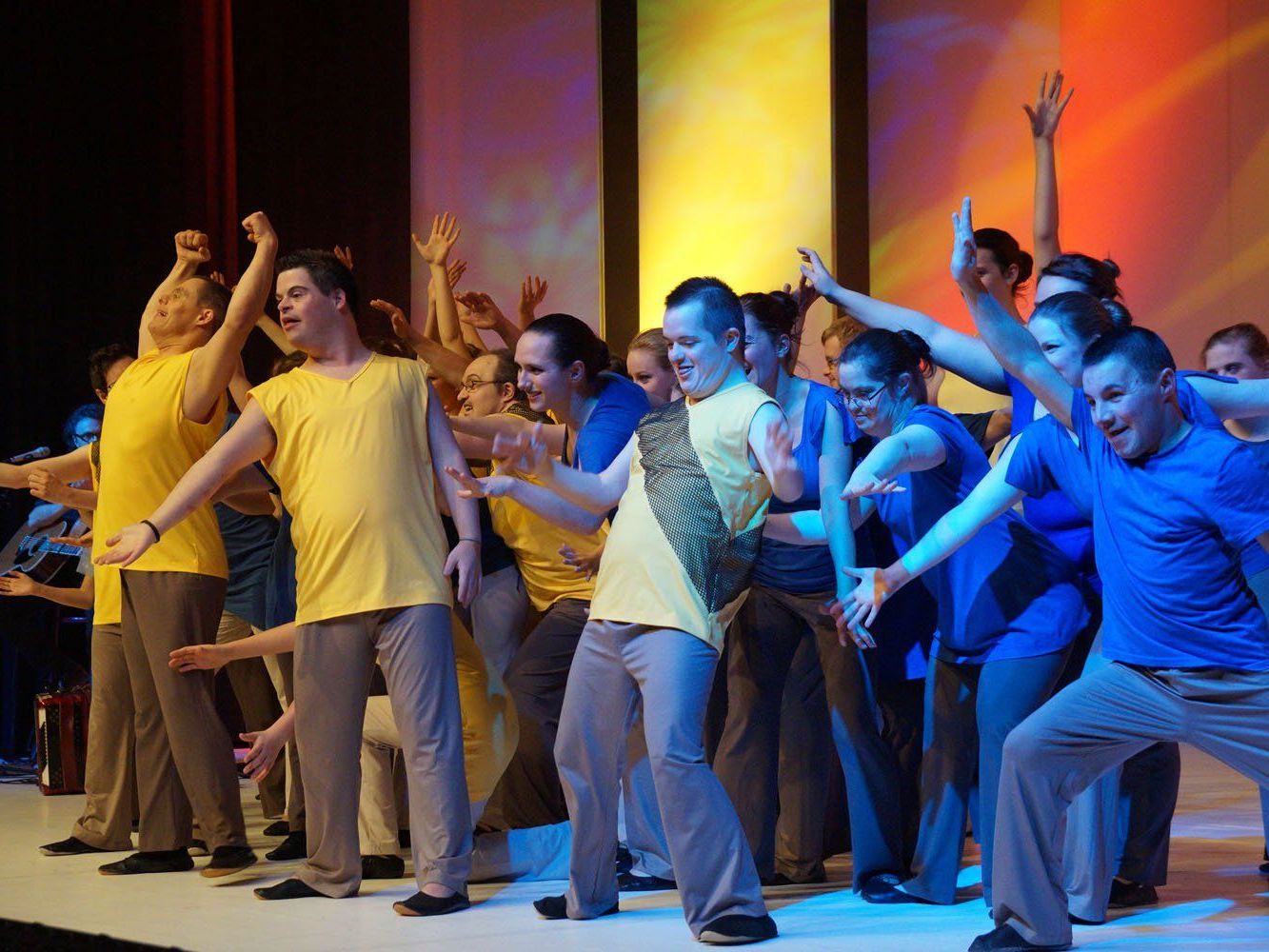 Tänzerinnen und Tänzer präsentieren Ausschnitte aus ihrer Choreographie für die diesjährige Weltgymnaestrada. Tänzerinnen und Tänzer präsentieren Ausschnitte aus ihrer Choreographie für die diesjährige Weltgymnaestrada.