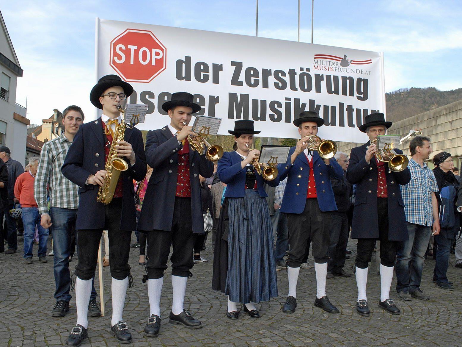 Unter den Teilnehmenden des Protestkonzerts vor dem Landhaus in Bregenz befanden sich auch Musikvereinsmitglieder aus Satteins und Nenzing.