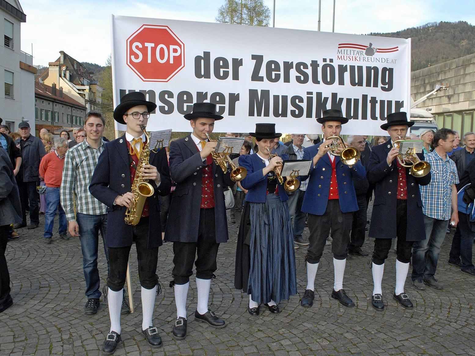 Protestkonzert in Bregenz, hier Mitglieder der Bürgermusik Nenzing und des Musikverein Satteins