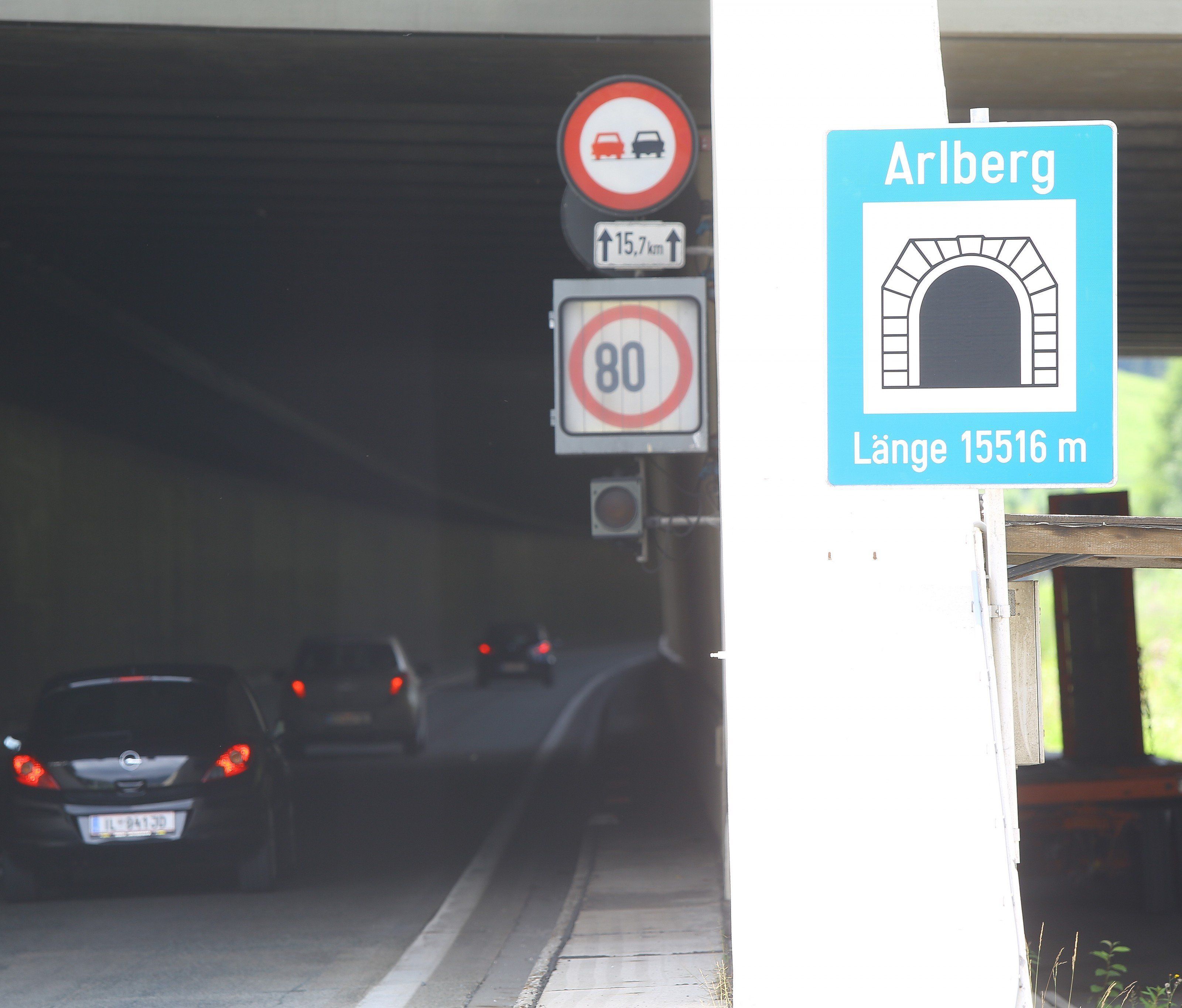 Sieben Monate bleibt der Arlbergtunnel gesperrt, ein Großteil der Fahrzeuge dürfte auf den Pass ausweichen. Sieben Monate bleibt der Arlbergtunnel gesperrt, ein Großteil der Fahrzeuge dürfte auf den Pass ausweichen.