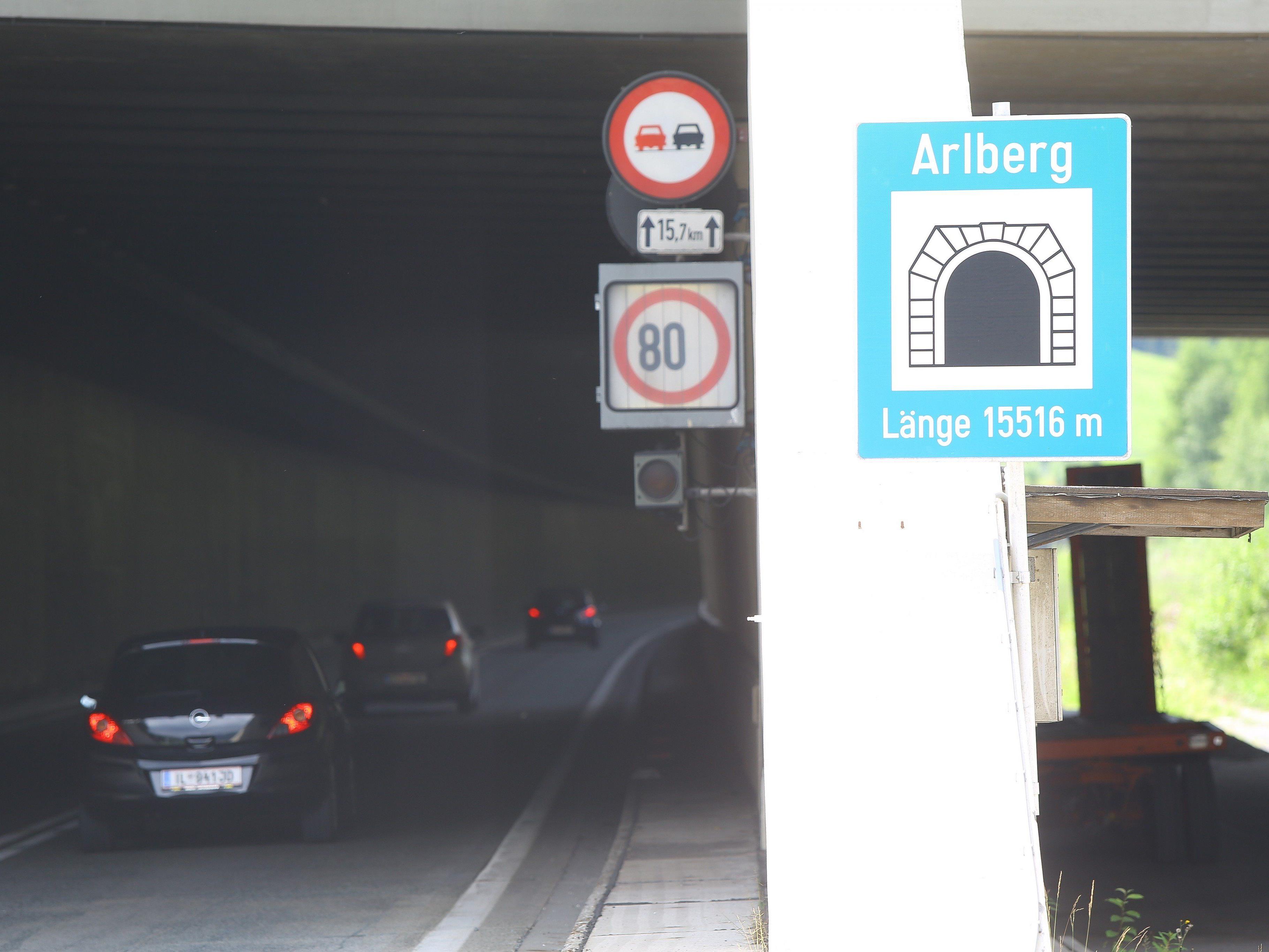 Sieben Monate bleibt der Arlbergtunnel gesperrt, ein Großteil der Fahrzeuge dürfte auf den Pass ausweichen.