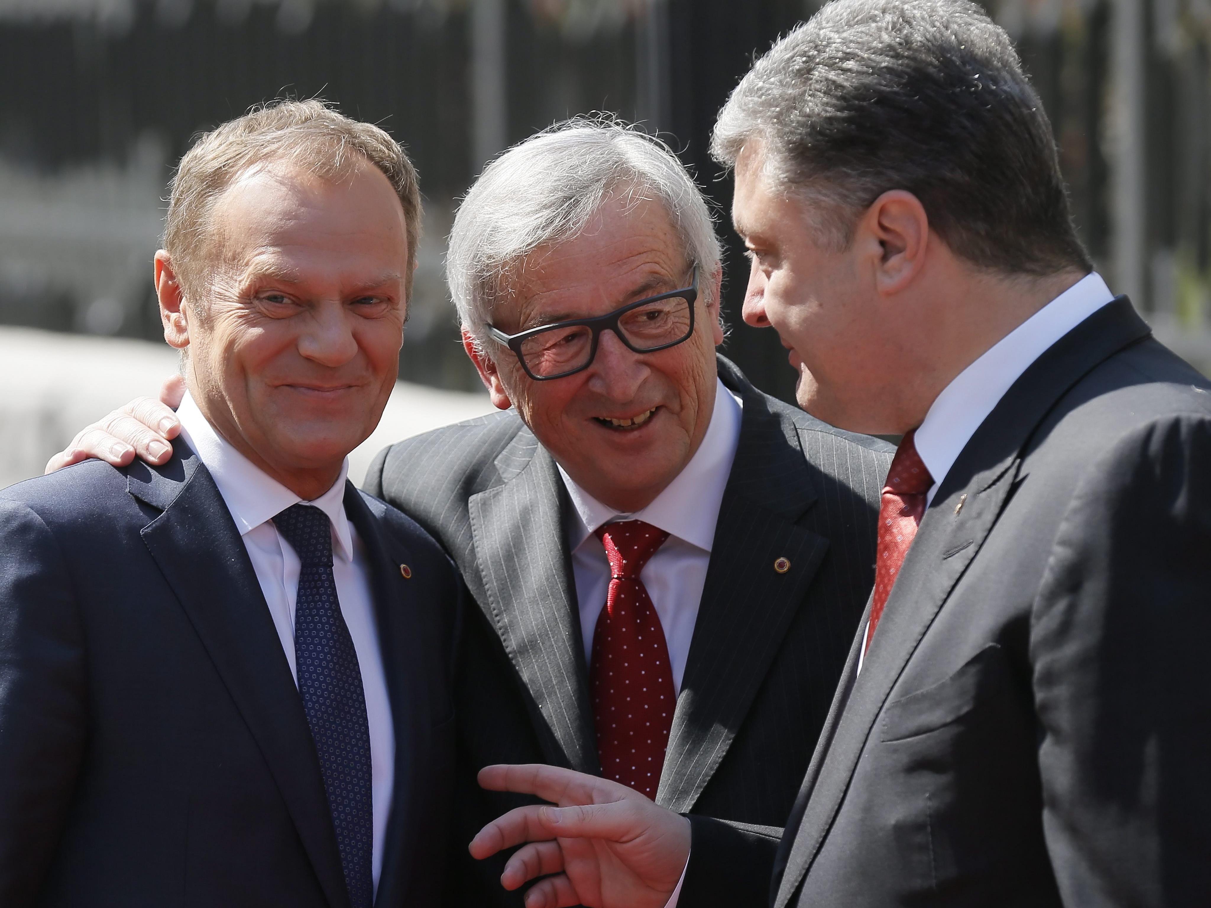 Donald Tusk, Jean-Claude Juncker und Petro Poroschenko (v.l.) am Montag in Kiew.