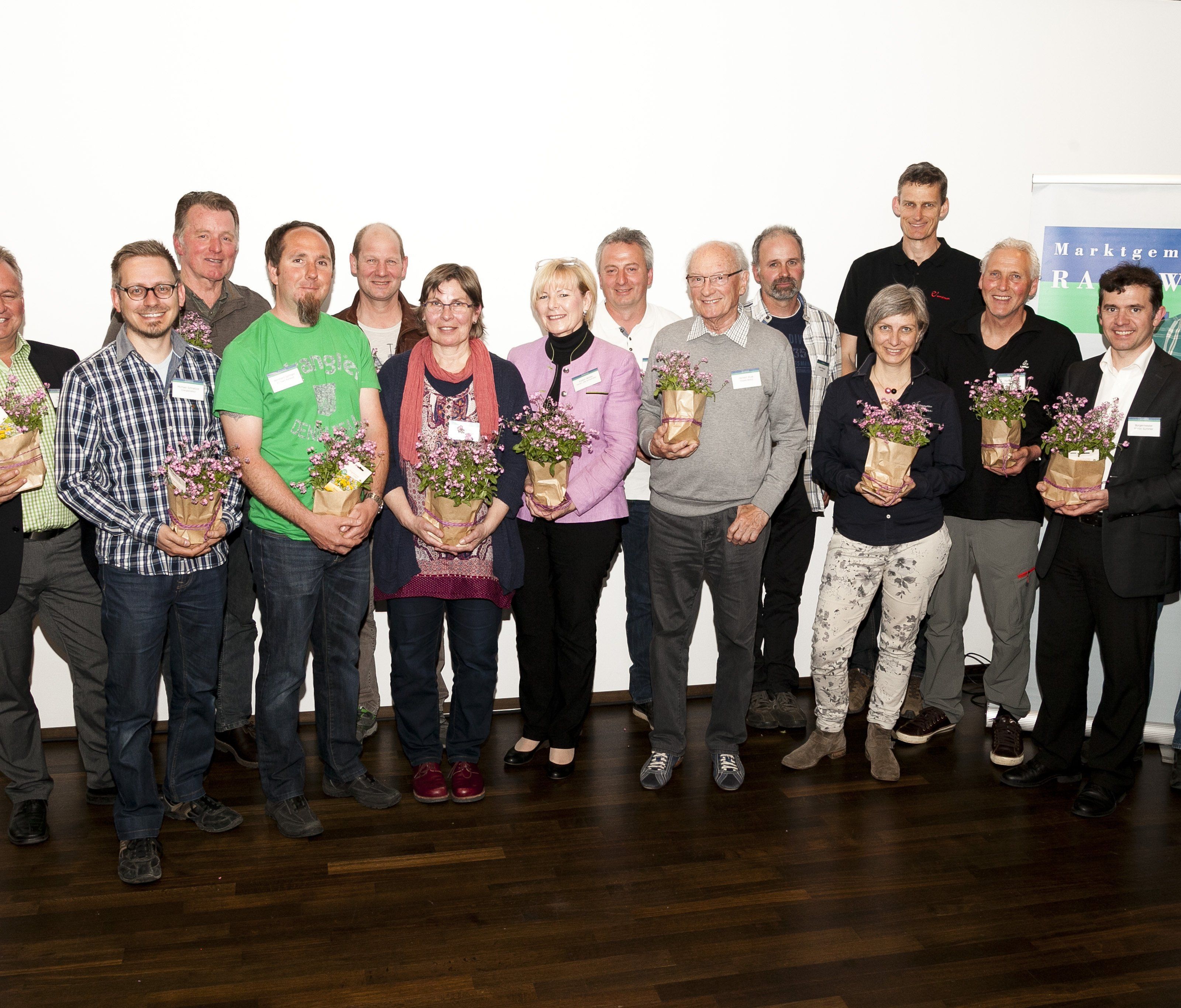 Die Mitwirkenden beim Rankweiler Umweltleitbild wurde symbolisch ein Vergissmeinnicht überreicht. Die Mitwirkenden beim Rankweiler Umweltleitbild wurde symbolisch ein Vergissmeinnicht überreicht.