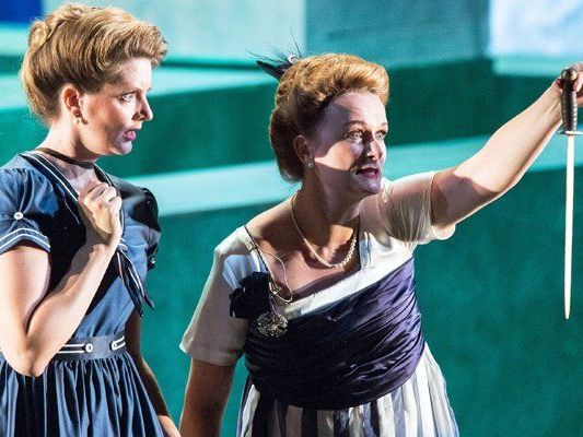 Verena Gunz und Magdalena Anna Hofmann bei den Bregenzer Festspielen Verena Gunz und Magdalena Anna Hofmann bei den Bregenzer Festspielen