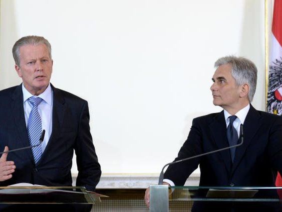 VK Reinhold Mitterlehner (l.) und BK Werner Faymann während des Pressefoyers nach einer Sitzung des Ministerrates VK Reinhold Mitterlehner (l.) und BK Werner Faymann während des Pressefoyers nach einer Sitzung des Ministerrates