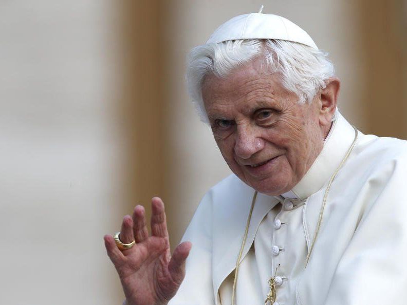 dpa Vor zehn Jahren war die Euphorie groß, als aus Joseph Ratzinger Papst Benedikt wurde. 2013 trat der Bayer dann überraschend zurück. Seither lebt er in klösterlicher Abgeschiedenheit. Sein Privatsekretär Gänswein erzählt, was den Pontifex beschäftigt. Der emeritierte Papst Benedikt befasst sich nach den Worten seines Privatsekretärs mit dem Ende seines irdischen Daseins dpa Vor zehn Jahren war die Euphorie groß, als aus Joseph Ratzinger Papst Benedikt wurde. 2013 trat der Bayer dann überraschend zurück. Seither lebt er in klösterlicher Abgeschiedenheit. Sein Privatsekretär Gänswein erzählt, was den Pontifex beschäftigt. Der emeritierte Papst Benedikt befasst sich nach den Worten seines Privatsekretärs mit dem Ende seines irdischen Daseins