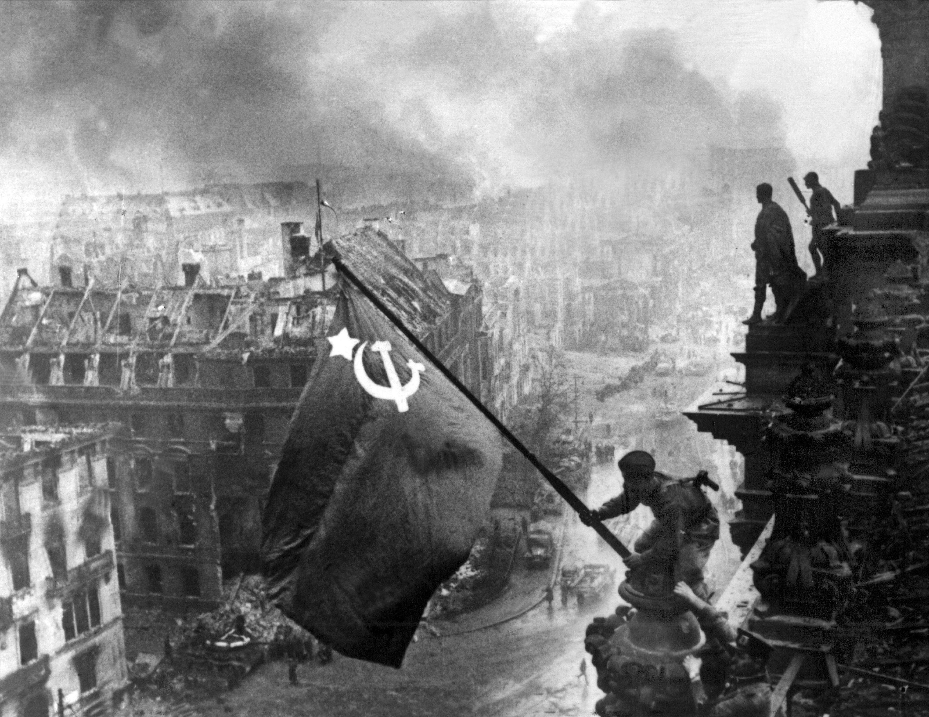 Der sowjetische Soldat Militon Kantarija hisst am 2. Mai 1945 die sowjetische Fahne auf dem Berliner Reichstag - eine nachgestellte Szene, Berlin war bereits am 30. April eingenommen worden. Der sowjetische Soldat Militon Kantarija hisst am 2. Mai 1945 die sowjetische Fahne auf dem Berliner Reichstag - eine nachgestellte Szene, Berlin war bereits am 30. April eingenommen worden.