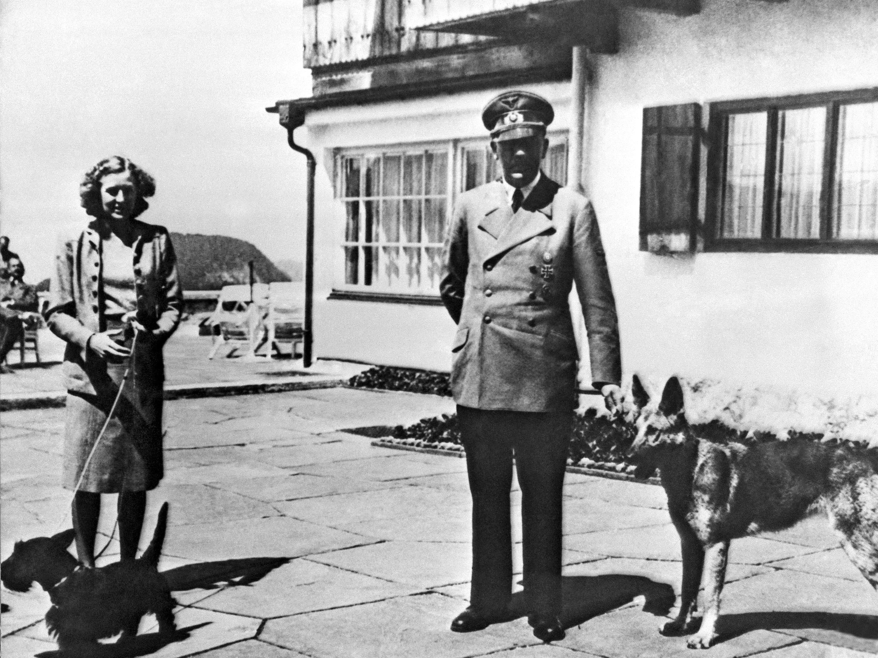 Adolf Hitler mit Eva Braun und seiner Schäferhündin. An "Blondi" ließ Hitler das Gift testen.