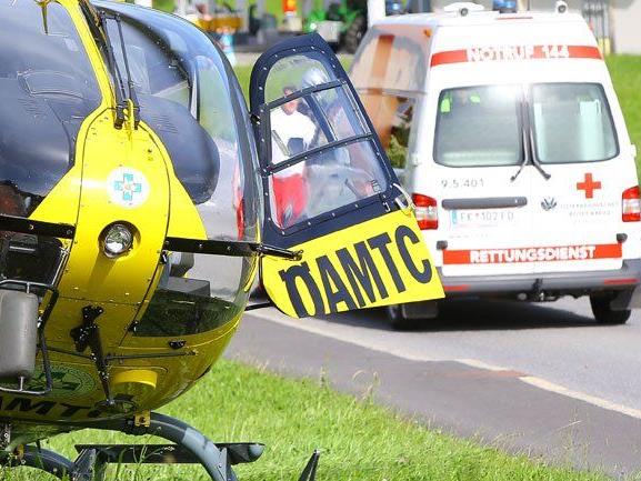 Zwei Männer bei Motorradunfall in Nüziders schwer verletzt.