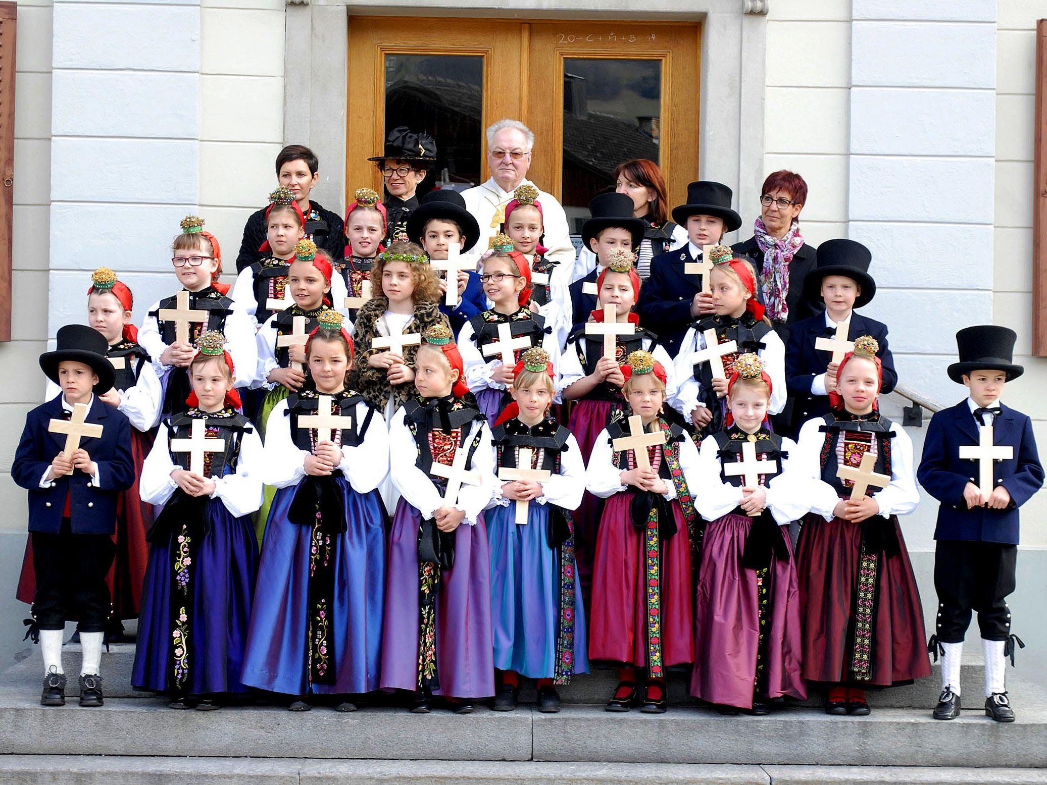 Gruppenfoto mit allen diesjährigen Schrunser Erstkommunionkindern vor dem Gemeindeamt